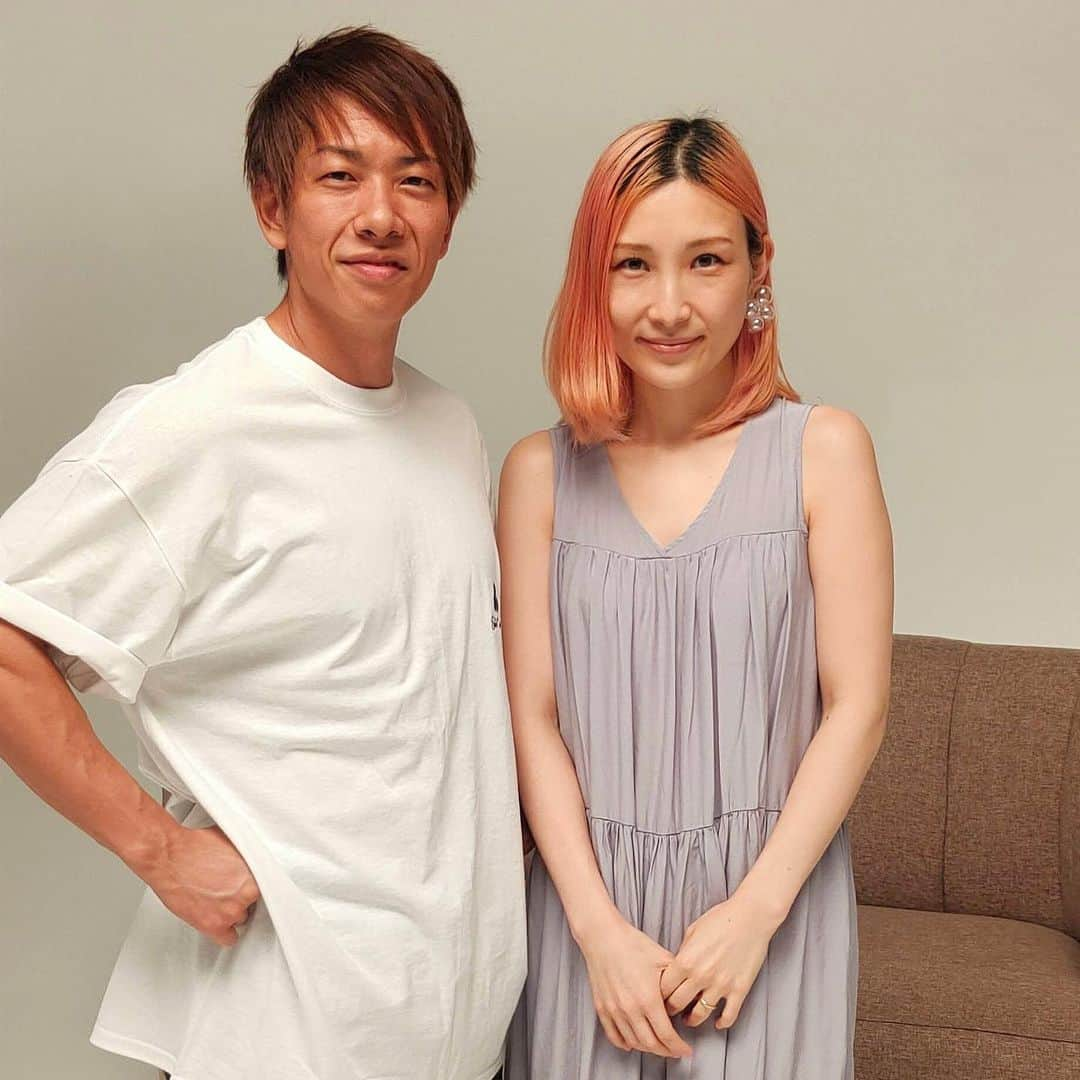 伊藤春香さんのインスタグラム写真 - (伊藤春香Instagram)「今日は旦那と夫婦対談連載用の﻿ 撮影と取材でした。﻿ ﻿ 終わった後は近くの出版社の﻿ 編集者さんと少しだけお茶も。﻿ ﻿ 普段は一人作業が多いので、﻿ 悲しいニュースに自分でも驚くほど影響を﻿ 受けてしまうことがあって…﻿ ﻿ 今日、ちょっとだけ遠出して、人と喋って、﻿ 少し気が紛れました。﻿ ﻿ 悲しいことは、忘れられないし、﻿ なくならない。﻿ ﻿ でも、誰かと喋って、悲しみを共有して、﻿ みんなが同じような悲しみや﻿ 苦しみを持って生きていることを﻿ 確認しながら、﻿ ちょっとずつ前に進むしかない。﻿ ﻿ SHIORIさん @shiorikaregohan  が今日ストーリーに投稿していた﻿ 「人は前進できる、強い生き物だ」﻿ という言葉に救われた気がしました。﻿ ﻿ …なんだか悲しい感じの文章になりましたが﻿ 個人的に悲しいことがあったわけではなくて…﻿ ﻿ ただ、悲しいニュースが続いて、﻿ たぶん、みんなも同じように悲しいと思うけど、﻿ 私も例えようのない無力感を感じていました。﻿ ﻿ 今日の19時に公開した﻿ You Tubeでも最近考えたことを﻿ 喋っているのでよかったら見てみて下さい。﻿ ﻿ #インスタ日記﻿ ﻿」7月27日 21時33分 - ha_chu