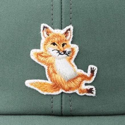 のインスタグラム：「ちるしてるきつねくん🦊かわいすぎ  #maisonkitsune #maisonkitsuné #メゾンキツネ #ちる#🦊」