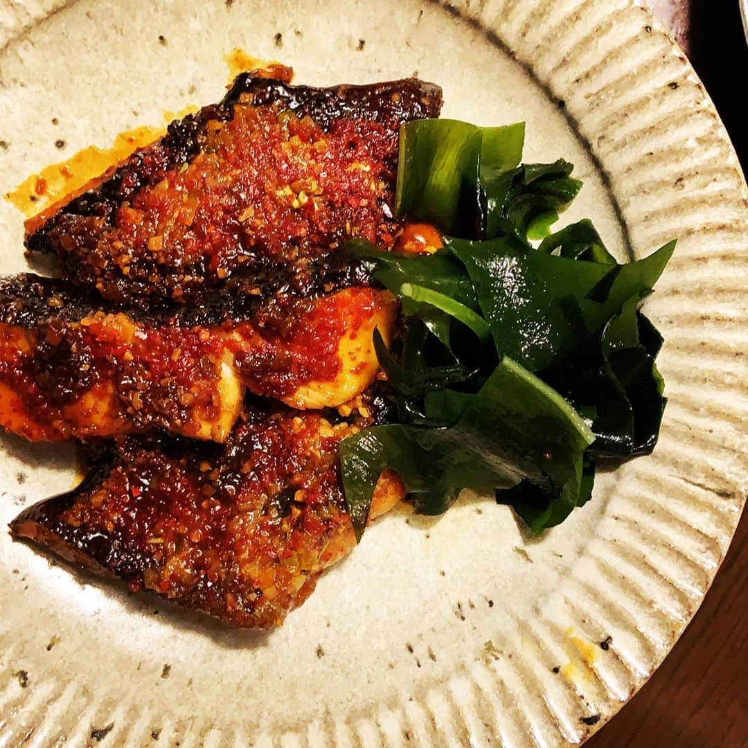 のインスタグラム：「煮魚はあっという間にできる時短料理。 麻布十番にある韓国料理の鳳仙花で以前食べて美味しかった銀ダラの唐辛子煮込みを。 酒、みりん、醤油、砂糖、コチジャンを沸かした煮汁に銀ダラ、にんにく、生姜、長ねぎのみじん切りと韓国の唐辛子を加えて7〜8分落とし蓋をして煮込むだけ。仕上げに胡麻油。ピリ辛の甘辛でご飯によく合う。 あとは明太子冷奴、もずく酢、蒸し茄子のナムル、ワカメスープ。  #銀ダラの煮付け  #ご飯がすすむやつ #余宮隆」