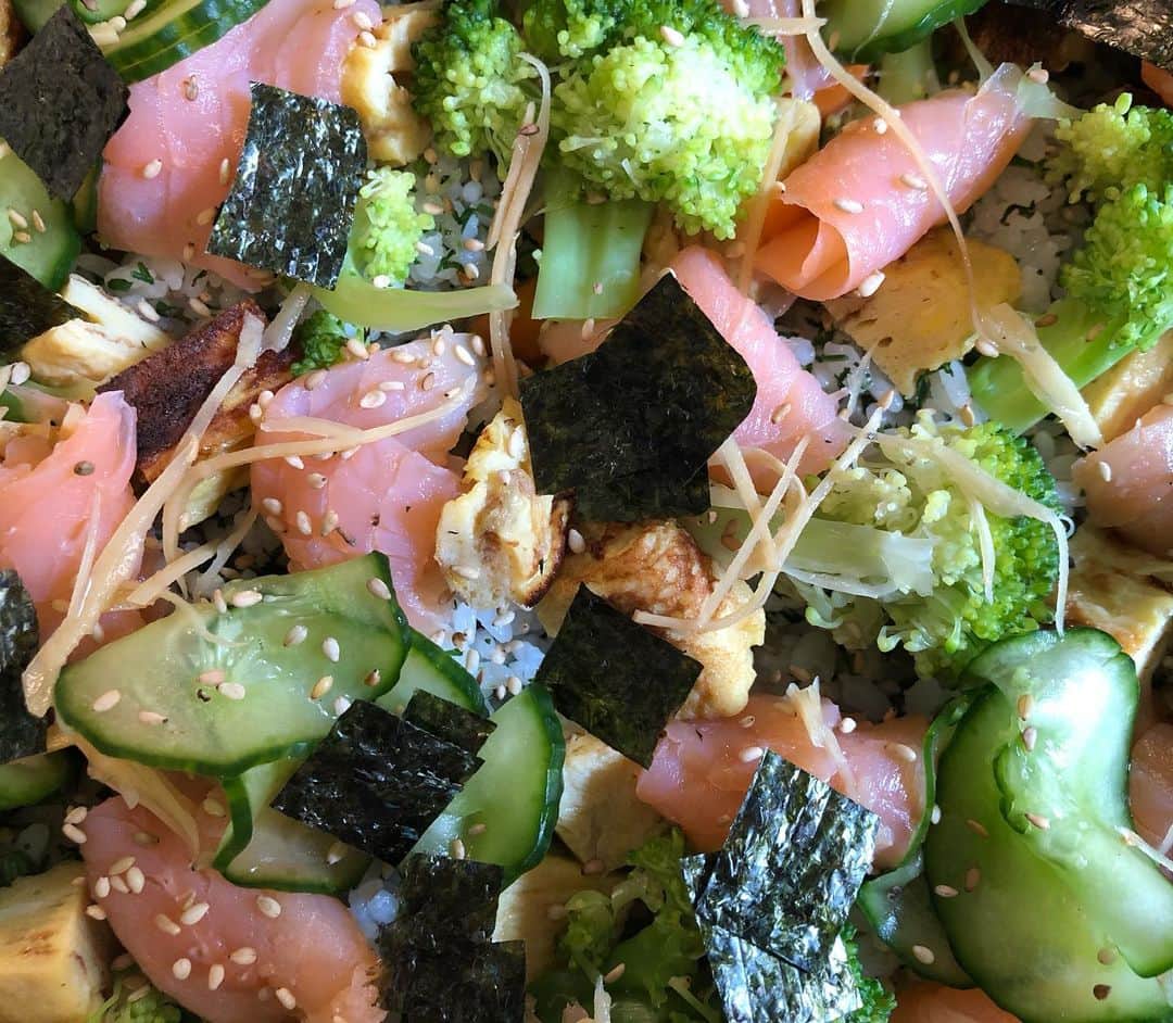 日登美さんのインスタグラム写真 - (日登美Instagram)「Chirashi sushi, made of what I have.  Construct chirashi sushi is fun💕 This time I mixed branched carrot leaf in the sushi rice, great flavor. Good matching with smoked salmon and lemmon✨  日本に住む娘が美味そうなちらし寿司を食べているのを見てあるものでちらし寿司。  元気な葉付き人参があったから酢飯に茹でて刻んだ人参葉を加えたくなった。具も人参を醤油で煮ただけ、とシンプルに。これだけでもイケる😋  それにブロッコリー茹でたのとか、卵焼き、スモークサーモンとあるものをどんどん追加する。この工程がちらし寿司の楽しいところだなぁ、と思う。  いりごま、自家製紅生姜(赤くないけど)、海苔、レモン。色々な香りと薬味でヨーロッパらしい夏のちらし寿司に💕人参葉の酢飯、美味しくてオススメ！  ドイツは生魚は簡単に手に入らないし、値段も高いし。スーパーで新鮮な刺身が買える日本のようにちらし寿司は作れないのは残念だけど、スモークサーモンはパンにもご飯にも何かと便利だから冷蔵庫にストックするようにしています😉👍  #sushi #chirashizushi #homemade #lunch #japanesefood #fun #berlin #food #hitomisküche #ちらし寿司 #昼ごはん #ベルリン #海外在住 #ドイツ」7月27日 21時34分 - hitomihigashi_b