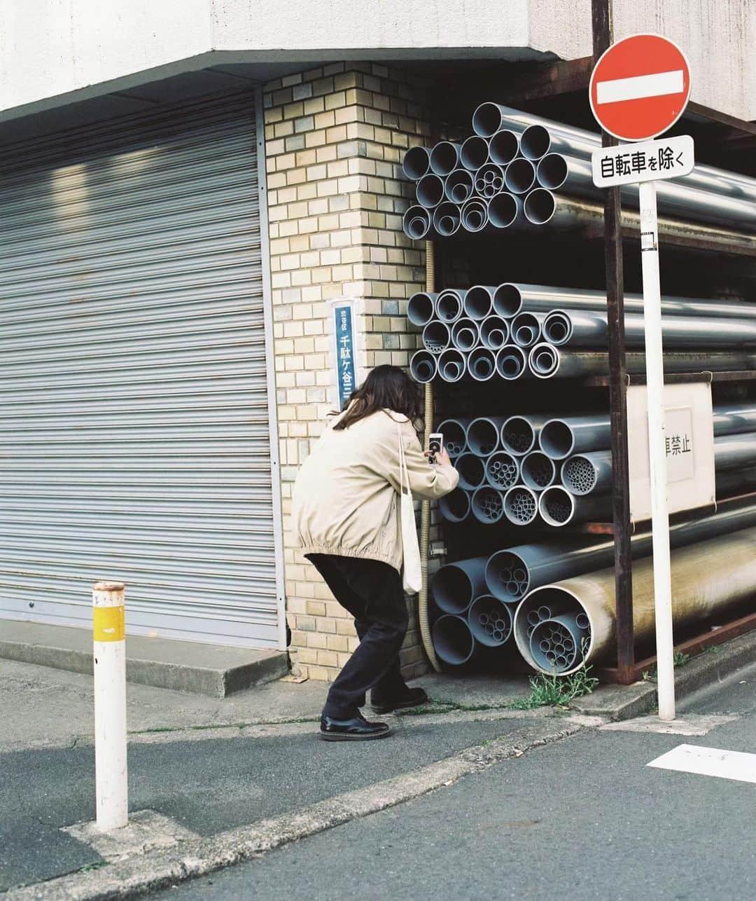 山本奈衣瑠さんのインスタグラム写真 - (山本奈衣瑠Instagram)「photo bookは6年前の今見ると若っ若な﻿ 写真から最近のものから、﻿ 私が海外に行った時に自分で撮った﻿ 友達と遊んでる写真や﻿ 仕事中の写真や大好きな地元やら﻿ 思い出写真など色んなものが入ってるよ🐈🕊﻿ (120p  Size : 26 x 21 cm)﻿ ﻿ Tシャツは2種類受注販売になります🍉﻿ 私はMサイズ着てるよ(身長164センチ)﻿ 硬めの素材で沢山洗っても問題なしです🌞﻿ ﻿ ﻿ ⚠️お支払い クレジット以外が良い方は﻿ 本日7/27  23時まででしたらお選び頂けます。﻿ (・コンビニ決済・銀行振り込み)﻿ それ以降のお支払いはクレジットのみ！！﻿ ﻿ ⚠️Tシャツは受注販売﻿ 7月29(水)23：00締め切り﻿ ※8月20日以降発送予定﻿ ﻿ ﻿ 💻オンライン限定特典﻿ 全ての商品につき1枚ポストカードつくよ﻿ どれが届くかはお楽しみ！﻿ 全てにメッセージを書いたよ〜🖐🏼✨﻿ ﻿ 購入はプロフィールのリンクから！ ﻿ です！！」7月27日 21時38分 - nairuuuu