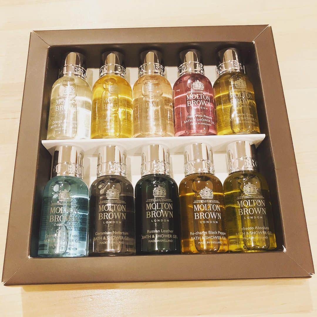 美沙玲奈のインスタグラム：「戴いたバスジェル🛁✨ 半身浴が楽しみになった〜💕  #バスジェル #moltonbrown #bathtime #お風呂 #beauty #present」