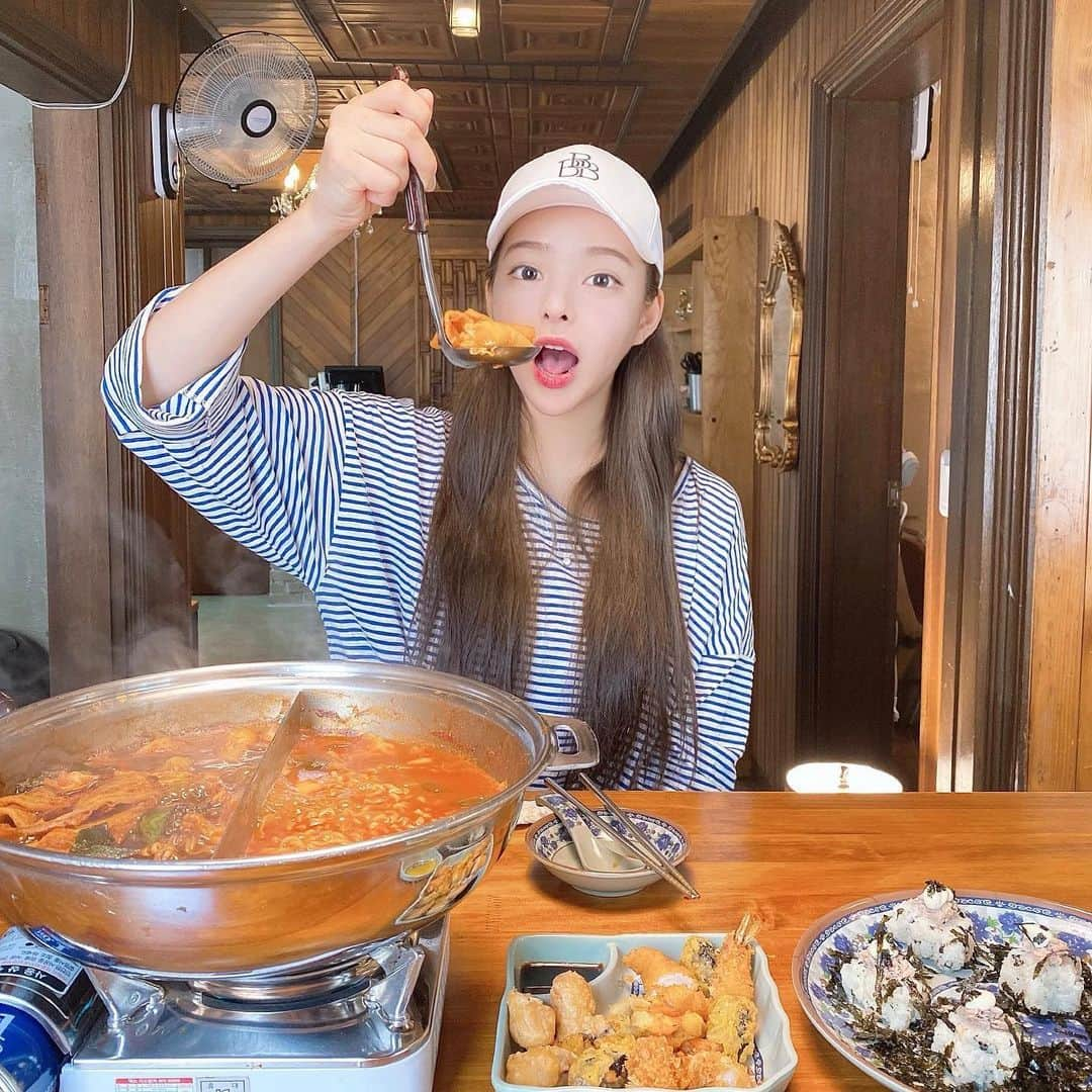 ダユンさんのインスタグラム写真 - (ダユンInstagram)「그는 맛있는 반반 떡볶이였습니다 여기 인테리어 진짜 우리 할머니집이랑 똑같아요 약간 예전에 적벽돌 이층 가정집 느낌 정각만 되면 뻐꾸기 튀어나오는 벽시계 있고 인테리어가 응답하라 느낌나서 사진찍기 좋아요 ☺️ ⠀ 진짜 가정집 개조해서 만든거라 입구 찾는데 엥 어디지 여기 남의집 아냐? 이러고 갔던건 함정 ⠀ ⠀ #협찬 #입분식가정집 #송리단길맛집 #분위기맛집」7月27日 21時40分 - 2__yun__2