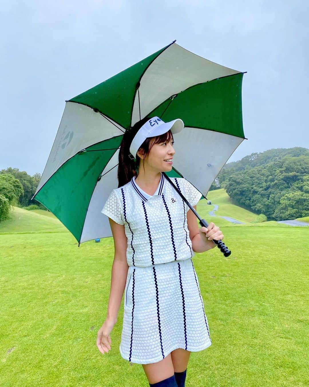 高沢奈苗さんのインスタグラム写真 - (高沢奈苗Instagram)「. 先日の雨の日ラウンド☔️🏌️‍♀️ . なかなか梅雨の天気は気まぐれでわからない〜🌀 . 雨だけど、早く新しいウェアを着たくて早速❣️ @andperse_official のセットアップ🤍 そして @footjoy.japan の新しいシューズ👟 . どちらもお気に入りに決定〜💓 . . . #golf #andparse #footjoy #eyevol #ゴルフ #ゴルフ女子 #アンパスィ #フットジョイ #アイヴォルゴルフファッション」7月27日 21時41分 - nanaetakasawa