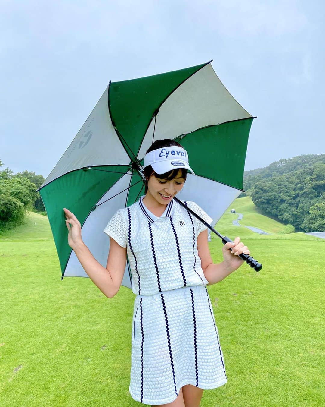 高沢奈苗さんのインスタグラム写真 - (高沢奈苗Instagram)「. 先日の雨の日ラウンド☔️🏌️‍♀️ . なかなか梅雨の天気は気まぐれでわからない〜🌀 . 雨だけど、早く新しいウェアを着たくて早速❣️ @andperse_official のセットアップ🤍 そして @footjoy.japan の新しいシューズ👟 . どちらもお気に入りに決定〜💓 . . . #golf #andparse #footjoy #eyevol #ゴルフ #ゴルフ女子 #アンパスィ #フットジョイ #アイヴォルゴルフファッション」7月27日 21時41分 - nanaetakasawa