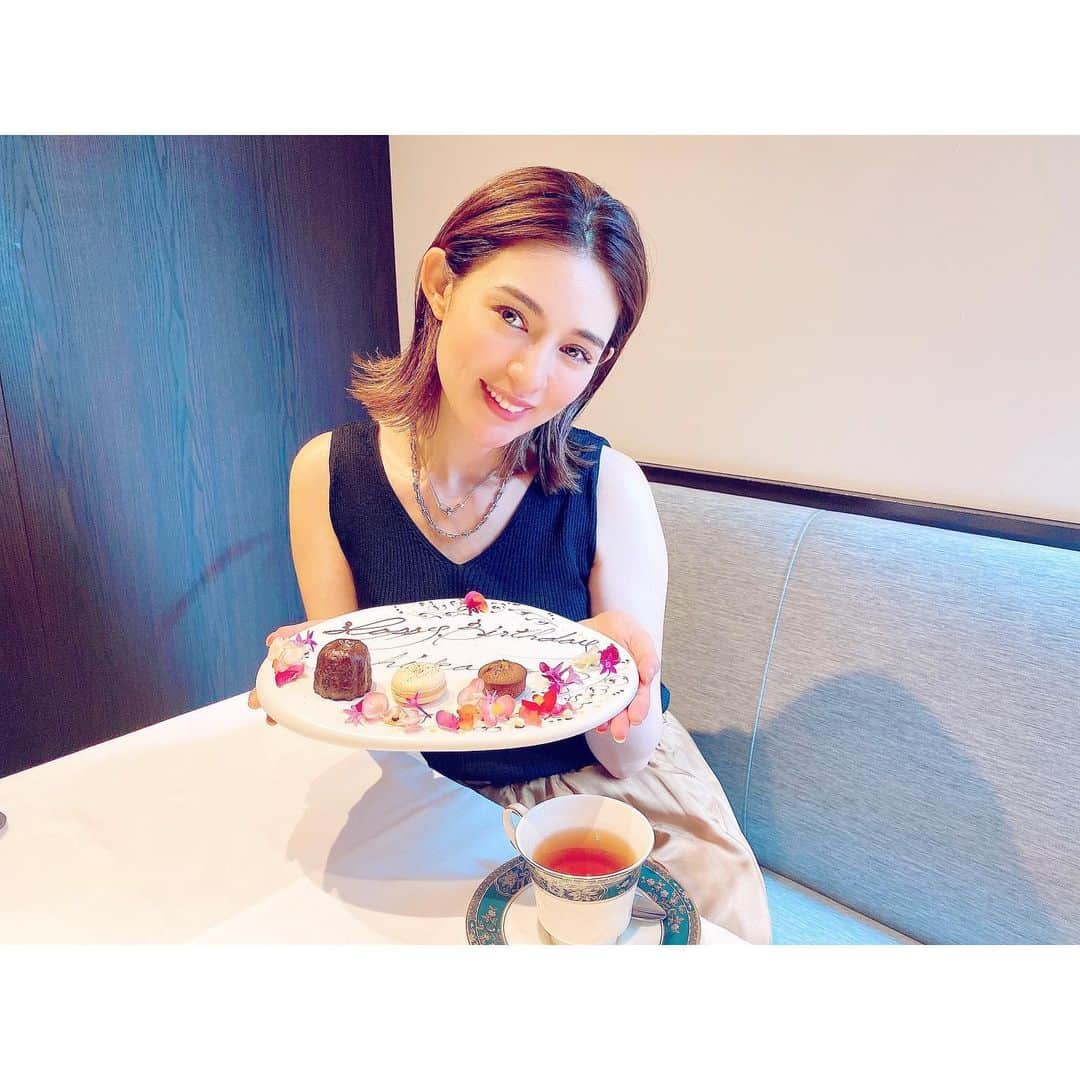 渡辺知夏子のインスタグラム：「沢山のお祝いメッセージ嬉しかったです💕ありがとうございました🥰  . .  そして写真は友達からの可愛いプレートとお魚が可愛いメッセージカード🐠👑 オシャン過ぎ〜💜💙💛🧜🏻‍♀️ . . 元気いただきました💕 本当にありがとう🥰 . . #感謝　#thaknyou #happy」