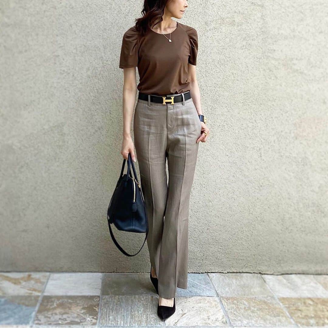 のインスタグラム：「﻿ ﻿ ﻿ brown×beige﻿ ﻿ ﻿ ﻿ @beatrice_fsf さんとコラボして﻿ 秋まで使えるトップスを作らせて﻿ いただきました🍂﻿ ぜひチェック✔︎﻿ ﻿ ﻿ ﻿ ﻿ 7/28（tue）下記のサイトより﻿ 発売STARTいたします﻿ ⇩⇩⇩﻿ @beatrice_fsf 12:00〜START﻿ @sysorus.select 20:00〜 START﻿ ﻿ ﻿ ﻿ ﻿ BEATRICE×akko3839﻿ price¥7,800+tax﻿ color: off-white / beige / mustard ﻿  brown / black﻿ size:38（free）﻿ ﻿ ﻿ ﻿ ﻿ ﻿ ﻿ ﻿ #BEATRICE#ベアトリス#facesansfard#ファスサンファール#sysorus#sysorusselect#シソラス#シソラスセレクト」
