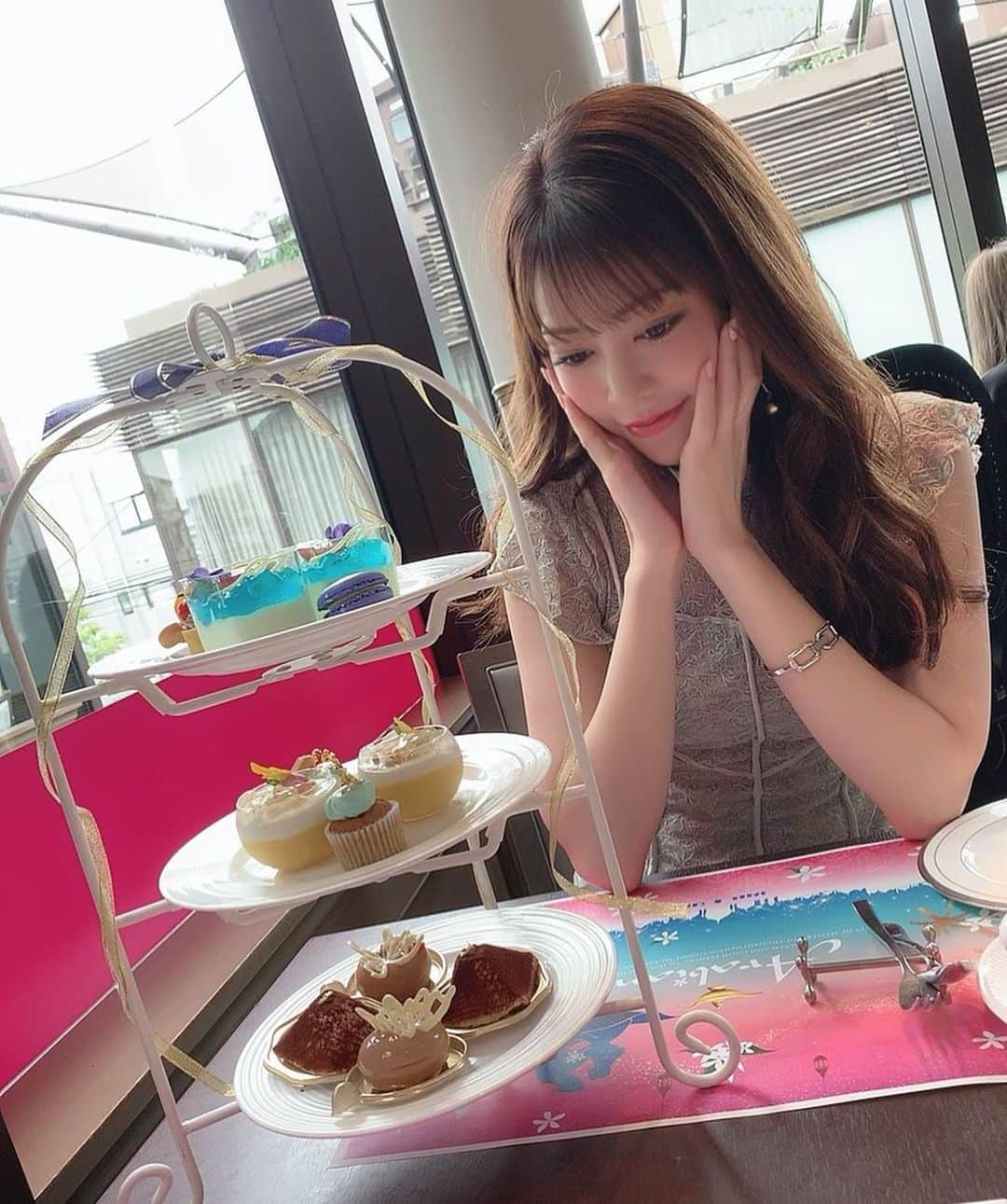 薄井美樹さんのインスタグラム写真 - (薄井美樹Instagram)「．     表参道にある @wine_dining_vinobuono の アフターヌーンに行ったよぉ✨     先月は #美女と野獣🌹 で 今月はアラジン魔法のランプをイメージした #アラビアンナイト 🧞‍♂️💓     3枚目の私めっちゃ嬉しそう✨✨ すごくニヤけてる😳😳     とっても可愛くって癒しの空間🎶 次はなんだろう…💕    #vinobuono  ．」7月27日 21時47分 - mikiusui_211