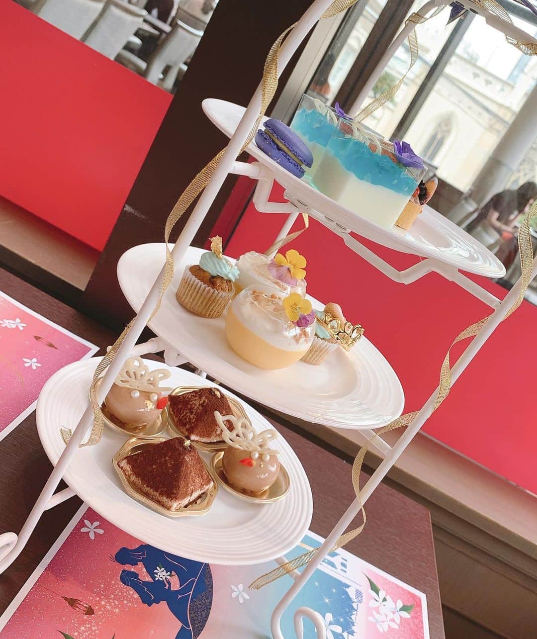 薄井美樹さんのインスタグラム写真 - (薄井美樹Instagram)「．     表参道にある @wine_dining_vinobuono の アフターヌーンに行ったよぉ✨     先月は #美女と野獣🌹 で 今月はアラジン魔法のランプをイメージした #アラビアンナイト 🧞‍♂️💓     3枚目の私めっちゃ嬉しそう✨✨ すごくニヤけてる😳😳     とっても可愛くって癒しの空間🎶 次はなんだろう…💕    #vinobuono  ．」7月27日 21時47分 - mikiusui_211