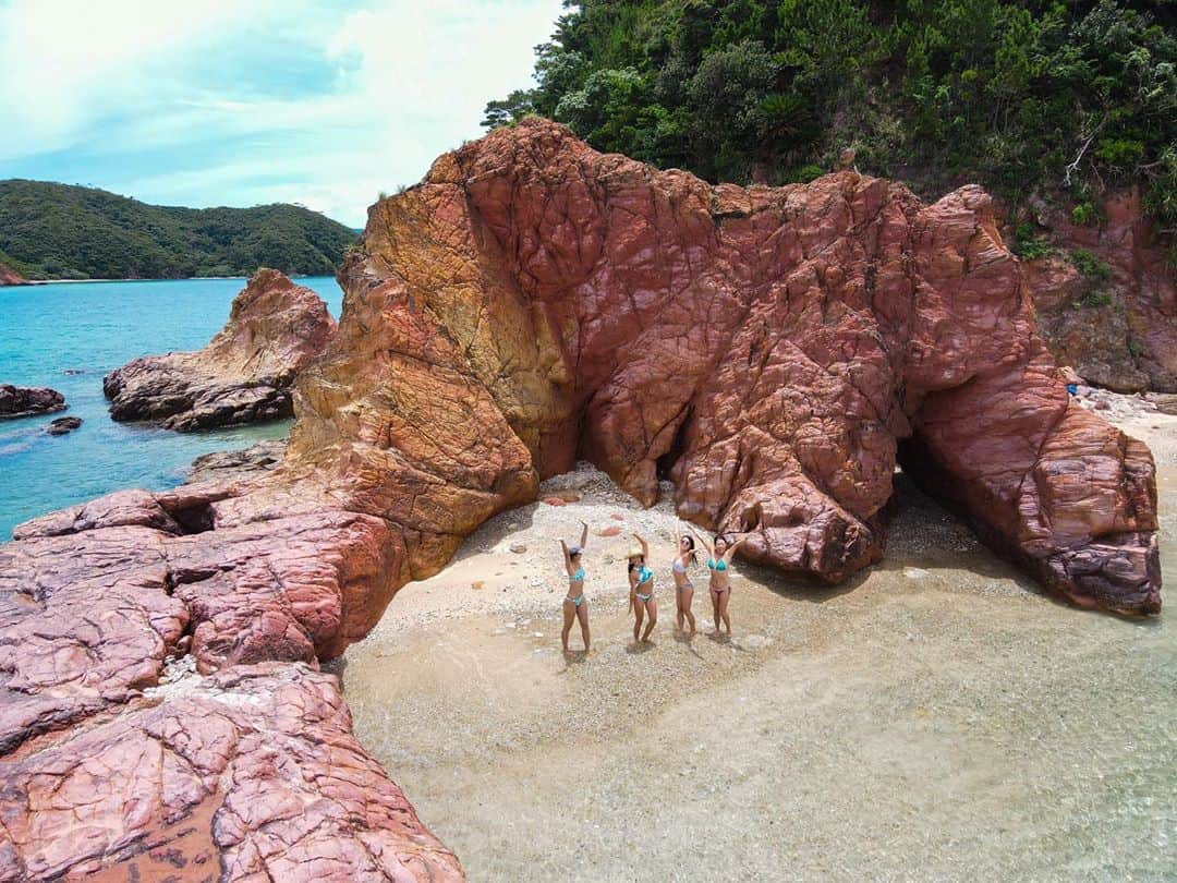 のインスタグラム：「奄美大島・加計呂麻島のフォトスポット﻿ ﻿ その名も、”アマーズロック”﻿ ﻿ 船でしかいけない場所でもあり、﻿ 自然が生んだ地形でもあります。﻿ ﻿ #鹿児島 #島暮らし #island #islandlife #travel #trip #travelife #旅 #旅行 #リゾート#yoga #ヨガ #yogalife#yogatravel#resort#health#healthy #beauty #beautiful #自然#自然の恵み #sky #bluesky #海 #sea #beach #星空 #japan_vacations #visitjapanjp﻿」