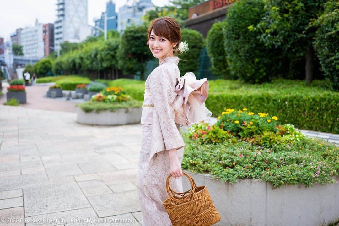 佐々木舞音のインスタグラム：「. 美学生図鑑の『浴衣美女特集2020』トップバッターを飾らせていただきました！👘 『ミスソフィア特集』以来、2年ぶりの登場です🥰 インタビューにも答えているのでサイトから是非記事も見てください♡  浴衣は浅草の着物レンタル店、梨花和服さん（@rikawafuku）のものです！ 大学生最後の夏、良い思い出ができました☺️ . #浅草 #浅草着物レンタル #梨花和服 #riri浴衣 #美学生図鑑」