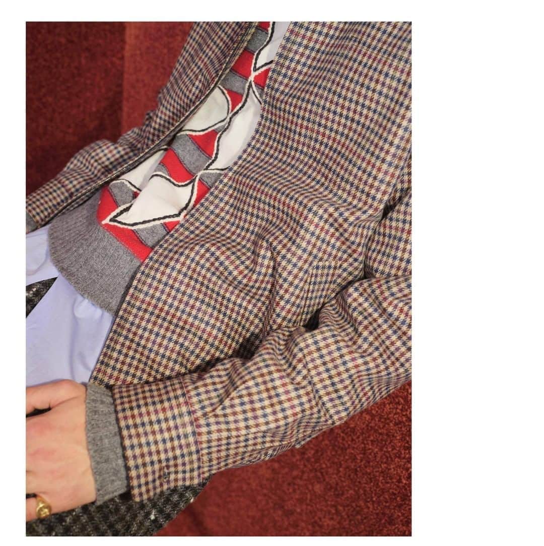 アンドレアポンピリオのインスタグラム：「IMPECCABLE LAYERING SEES POPLIN SHIRTS WITH DANDY NECKTIES WORN UNDER LOOSE-FIT JACKETS AND LUXURIOUS KNITWEAR WITH AN HANDCRAFTED FEEL.  THE NEW ANDREA POMPILIO FALL WINTER 2020 COLLECTION AVAILABLE ONLINE ONLY AT AP SUPERMARKET WWW.ANDREAPOMPILIO.IT (LINK IN BIO)  #ANDREAPOMPILIO #LoveMeForeverOrNever #FW20 #APSUPERMARKET #NEWCOLLECTION #Menswear #Madeinitaly #Milano」