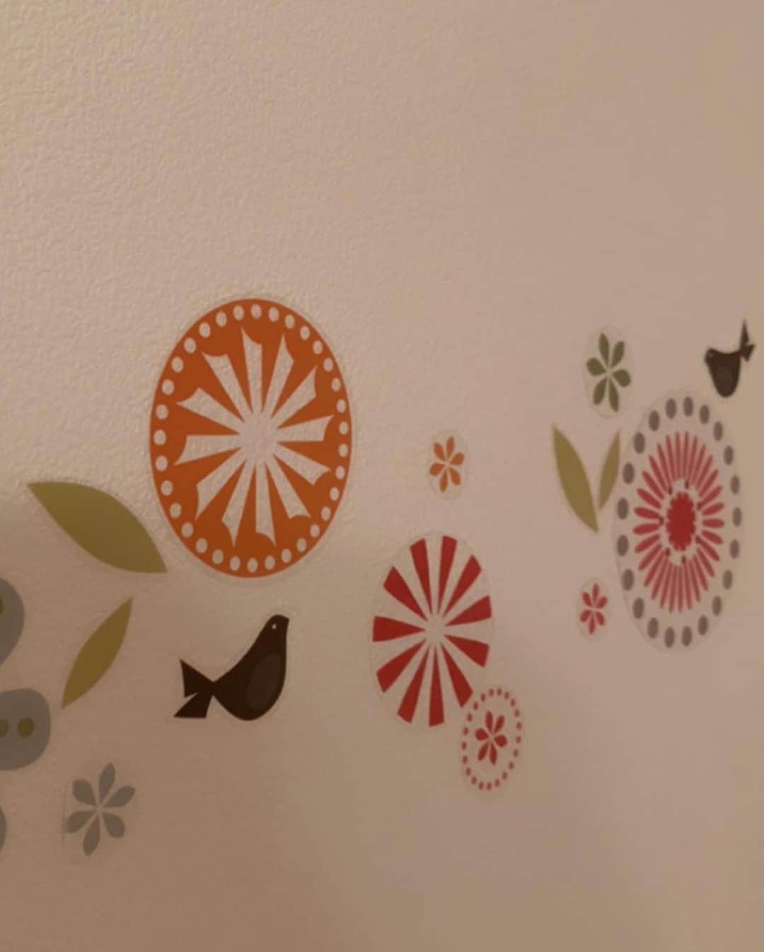 曽田茉莉江さんのインスタグラム写真 - (曽田茉莉江Instagram)「インスタライブ見てくださった方はお分かりかと思いますが。。私がお風呂入っている間に勝手に母が壁に薔薇のシールを貼ってました🌹…本当やんめんてぇ〜☺️☺️☺️☺️笑　母はいつも勝手に私の部屋に手を加えてきます😂😂私はシンプルが好きなのに…5歳の女の子だったら喜ぶ部屋になってます☺️☺️☺️☺️さすがにピンクの薔薇はきましたねぇ。。だってピンクの薔薇すぎるもんw🤪  前なんて教会と雪だるまとかなんかわからないけど母なりに思い描いたストーリーのシールが貼られてて…それはもう２年くらいは我慢してそのままにし、剥がしました😇やっとスッキリしてからのこの強烈な薔薇wwwちなみに5枚目…引き出しにも薔薇…貼られてましたw」7月27日 21時51分 - marie_soda_