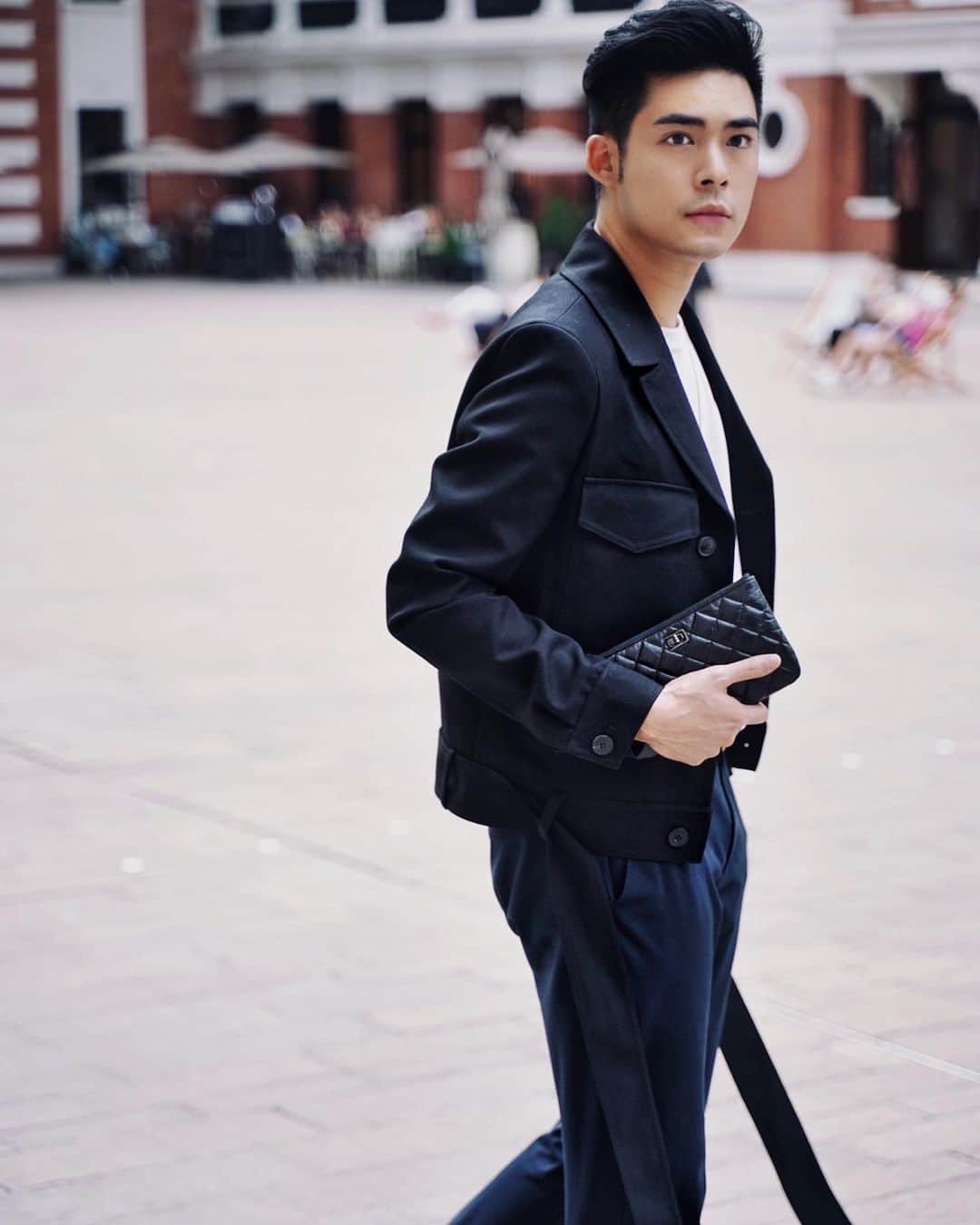 Christoffer Chengのインスタグラム：「When in doubt, wear black 🖤 @chanelofficial」