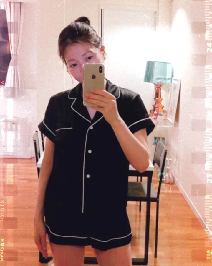 山脇道子のインスタグラム：「次回はパジャマシャツの外出用着回し やろうかな📹🙄🖤 #シルクパジャマ　@privspoonsclub」