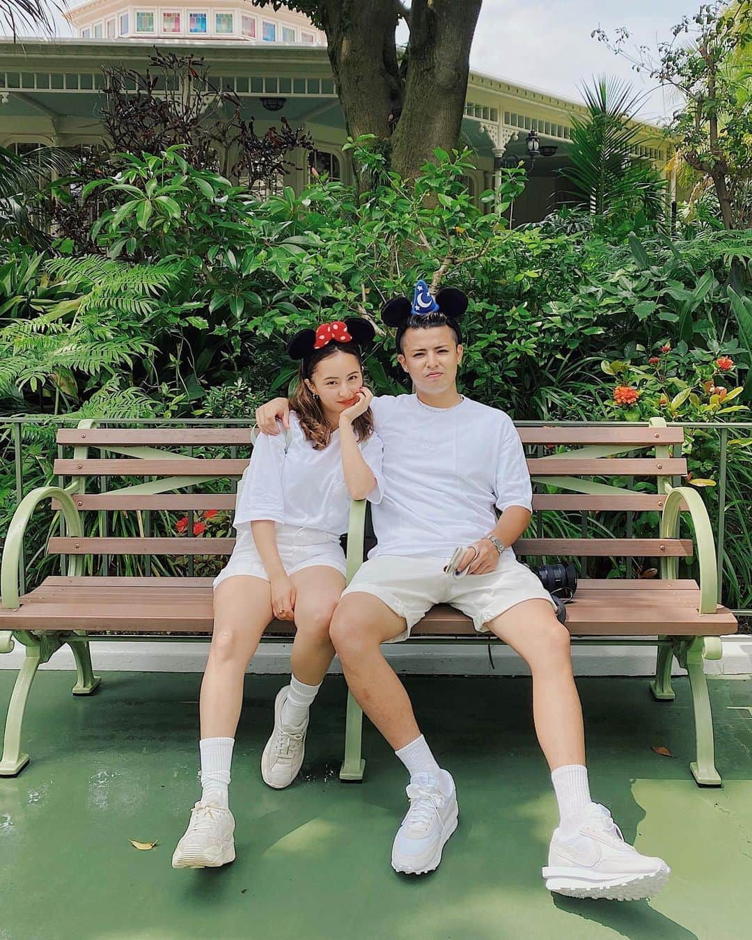 Julia Castroさんのインスタグラム写真 - (Julia CastroInstagram)「White Mickey&Minnie🎈🤍🤍🤍 2人で行く久々のディズニーはめちゃくちゃ楽しかった❤️ YouTube見てね！！！ . #JULIDY #disneyland #disneysea #tokyodisneyland #tokyodisneysea #couple #relationship #disneyfashion #white #whitefashion #similar #ディズニーランド #ディズニーシー #東京ディズニーランド #東京ディズニーシー #ディズニー #カチューシャ #ディズニーファッション #ディズニーコーデ #カップル #ミッキーミニー #夏服 #同じベンチを見つけて写真を撮れたらあなたは凄い」7月27日 21時57分 - julia.c.0209