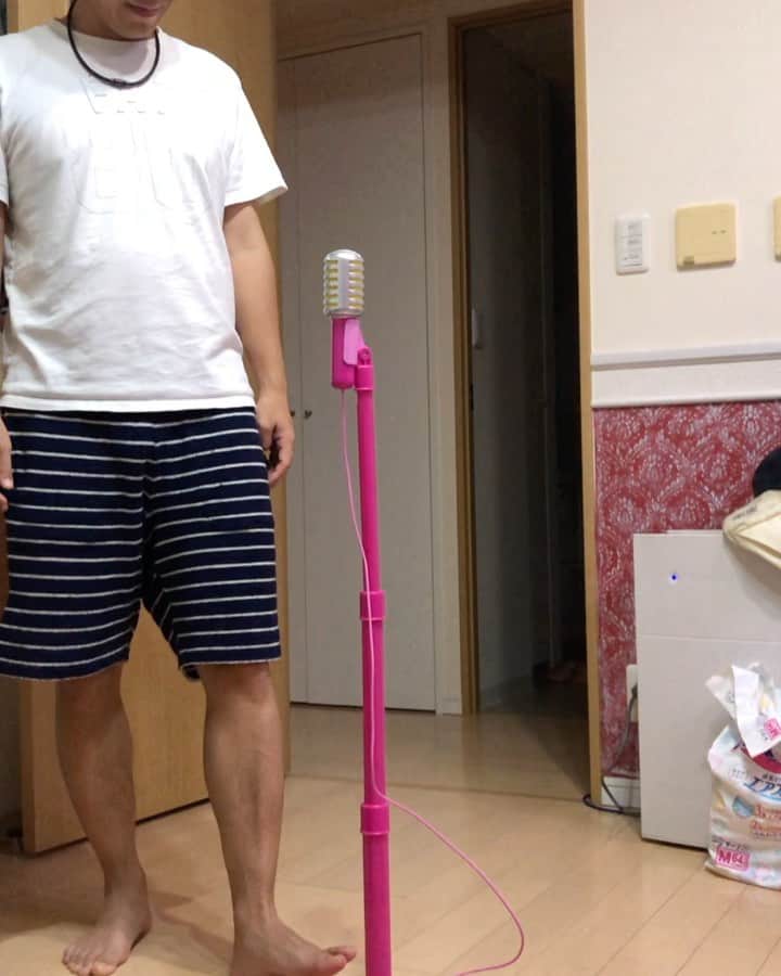 川島章良のインスタグラム：「. . . 前の続きです  きあちゃんがやりたいと言われたので  歌を歌うかかりに  一応メリさんではなくヤギさんで歌いました。  #きあちゃん #声 #最初ガラガラ #羊 #親バカ部」