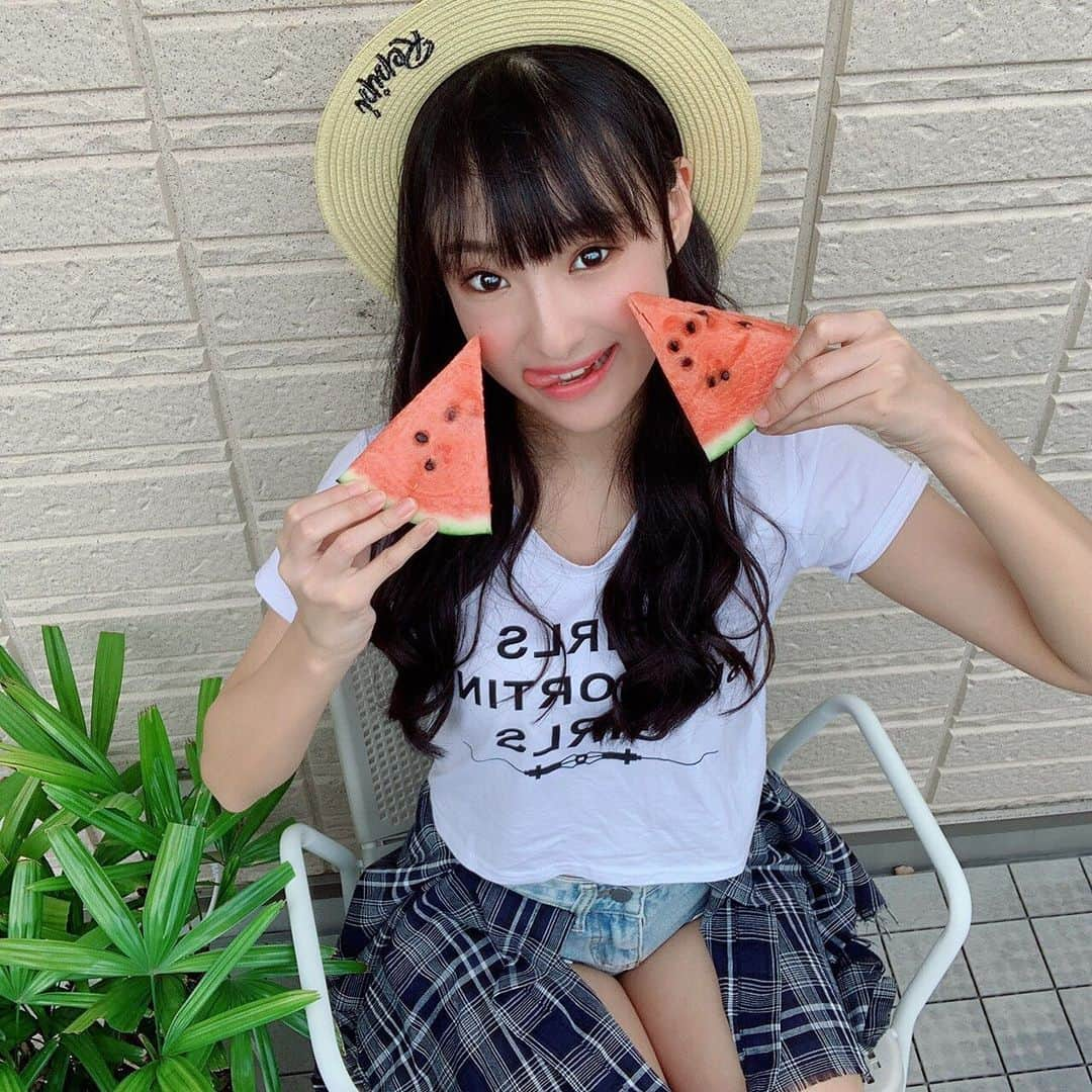 岡本怜奈さんのインスタグラム写真 - (岡本怜奈Instagram)「♡﻿ 今日は #スイカの日 🍉﻿ ﻿ ŧ‹”ŧ‹”(っ*´◯`)🍉🍉🍉🍉🍉﻿ ♡﻿ ♡﻿ #岡本怜奈 #れなたん #nmb48 #スイカ﻿ #すいか #西瓜 #watermelon #夏 ﻿ #happy #Instafood #Instagood」7月27日 22時03分 - renatan1222