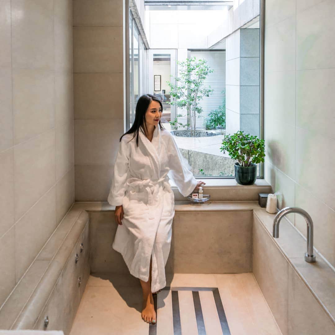 Miyu Toyonagaのインスタグラム：「🛀Taking a bath or spa is the best stress-free for me.  Remember, Self care is important for all woman. @grandhyatttokyo  ホントに  バスやスパが大好きすぎる。  あなたのリラックス方法は？  写真はグランドハイアットのアンバサダースイートにて📷」