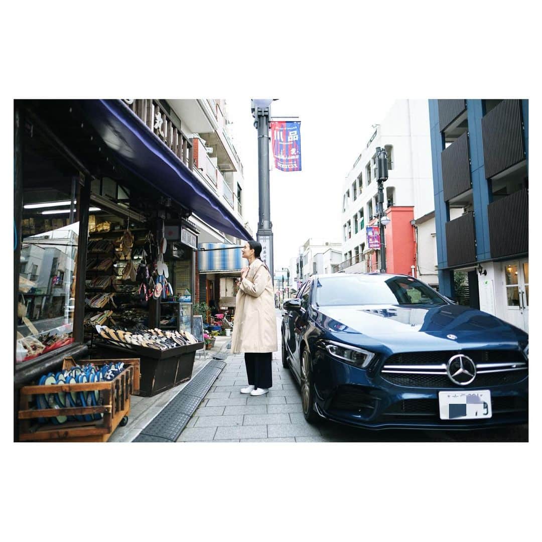 田沢美亜さんのインスタグラム写真 - (田沢美亜Instagram)「こんばんは。 新型コロナウィルスの影響で告知を控えさせて頂いてました。まだ不安な日々が続きますが、少しづつurakuの告知も再開させて頂きたいと思います。  urakuとメルセデスでお届けしている連載 「She's Mercedes meets Japan」Vol.18　更新のご報告となります。  今回メルセデスと訪れた先は品川宿で155年続く老舗の履物店「丸屋履物店」です。　5代目の榎本準一さんと6代目の榎本英臣さんのお話を伺ってきました。 着物通の方達から丸屋さんの草履の履き心地の良さを聞いていたのでこの機会に自分用の草履を仕立てさせて頂くことに。 その場で話し合いながら直接足に合わせ鼻緒を調整してくれる、それがやはり履き心地の良さに繋がるのだと改めて感じました。 お二人の職人技も目の前で拝見でき、とても楽しいひと時でした。  是非ご覧ください！ プロフィールのリンクからご覧頂けます。 ・ photo @ramon_onizawa  ・ costume (special thanks) @rope_eternel  @rope_jp  @continuer.official  ・ ・ #shesmercedesmeetsjapan #shesmercedes #mercedesbenzjapan #丸屋履物店 #草履 #下駄 #品川宿 #旧東海道 #uraku_tokyo」7月27日 22時05分 - miatazawa