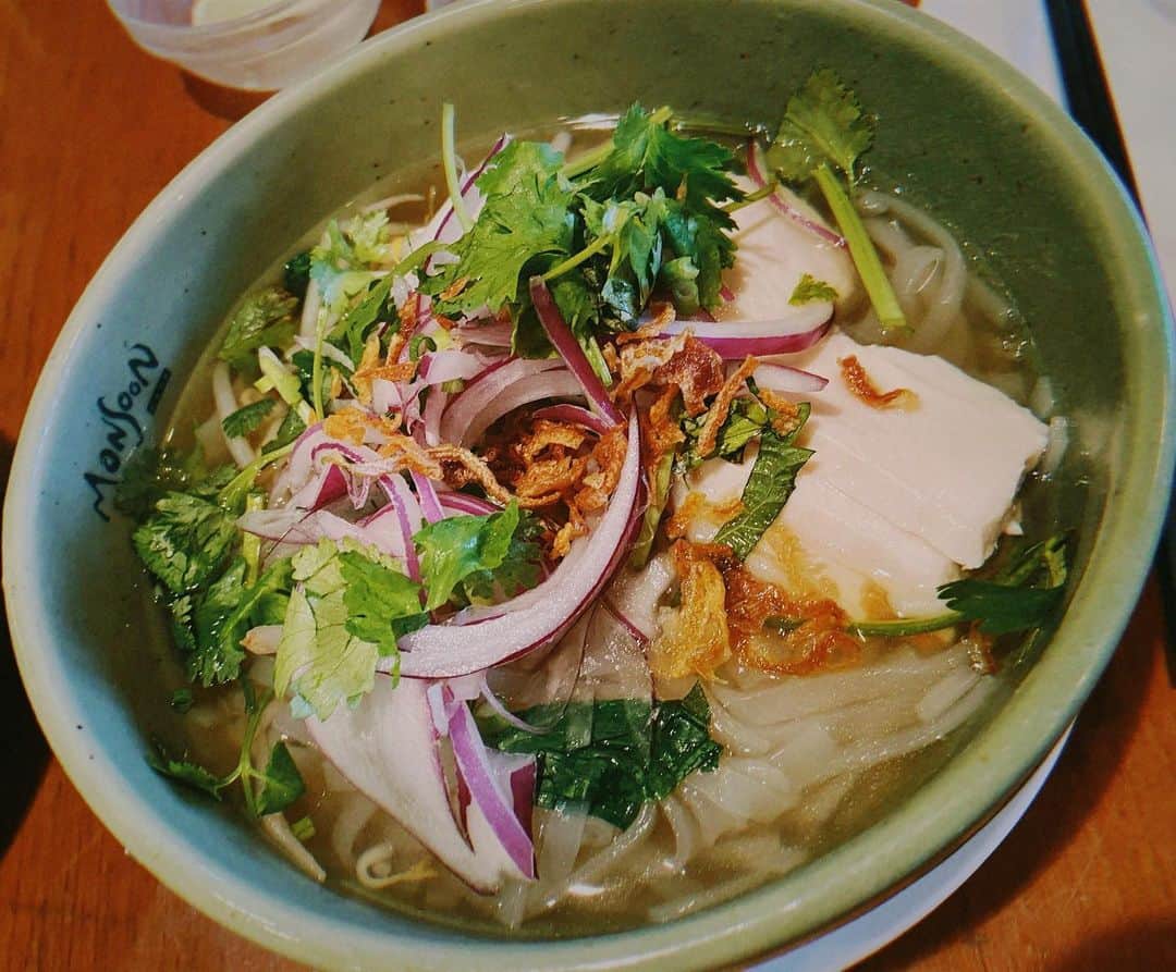 西山なずなのインスタグラム：「. 大好きなベトナムフォー♥🌱 久しぶりに食べた〜おいしすぎた！！ この写真見てから思った、 もっとパクチーのせてもらえば良かったな🥺 この他にもタイ海老トーストとか色々食べた🍴」