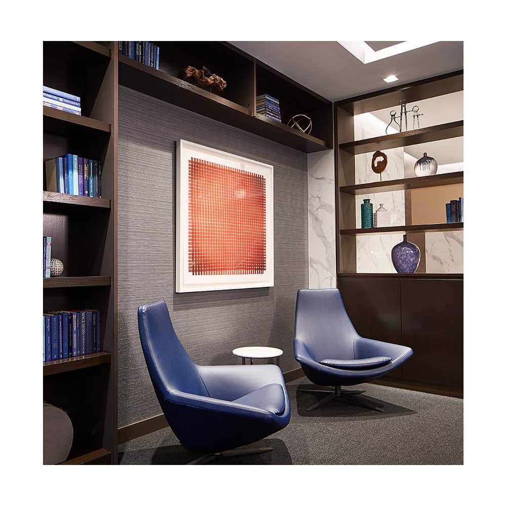 B&B Italiaさんのインスタグラム写真 - (B&B ItaliaInstagram)「Not just fine finishes, but also the engineering, design and creation of the partition wall systems complete with workstations with integrated lighting: discover the work of B&B Italia in the contract field, at the United Airlines Polaris Loung at San Francisco International, the largest Business Class Air Lounge in the world of the American airline. . PH @solomoncordwellbuenz and Dave Burk Photography #bebitalia #furnituredesign #interiordesign #contract #contractfurniture #turnkeysolutions #hospitalityfurniture #customfurniture #SFOPolarisLounge」7月27日 22時07分 - bebitalia