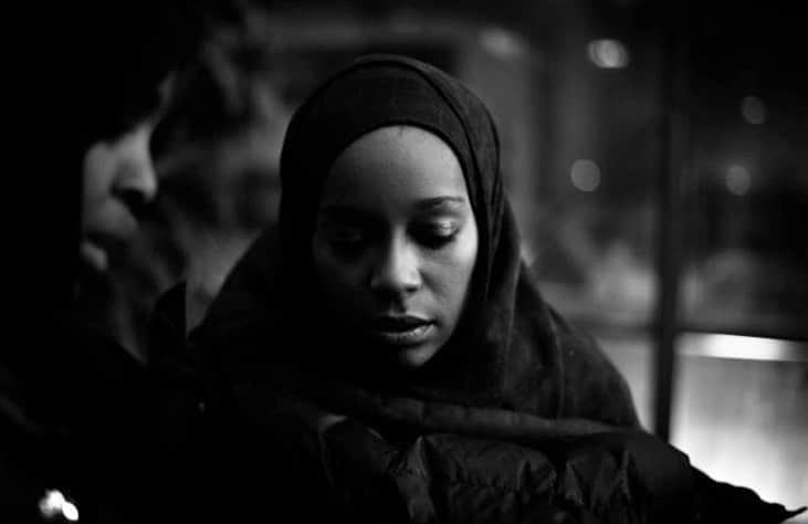 アジャ・ナオミ・キングのインスタグラム：「“My life means nothing” she said, “But if I can stop this from happening to one girl, then my life will mean something”   Ifrah Ahmed (@ifrah.foundation )said this to me the very first time we met, and I have cherished her ever since. So deeply grateful that I had an opportunity to take part in the telling of her story.  ‘A Girl From Mogadishu’ Available now on @showtime  ❤️ #EndFGM #AGirlFromMogadishu」