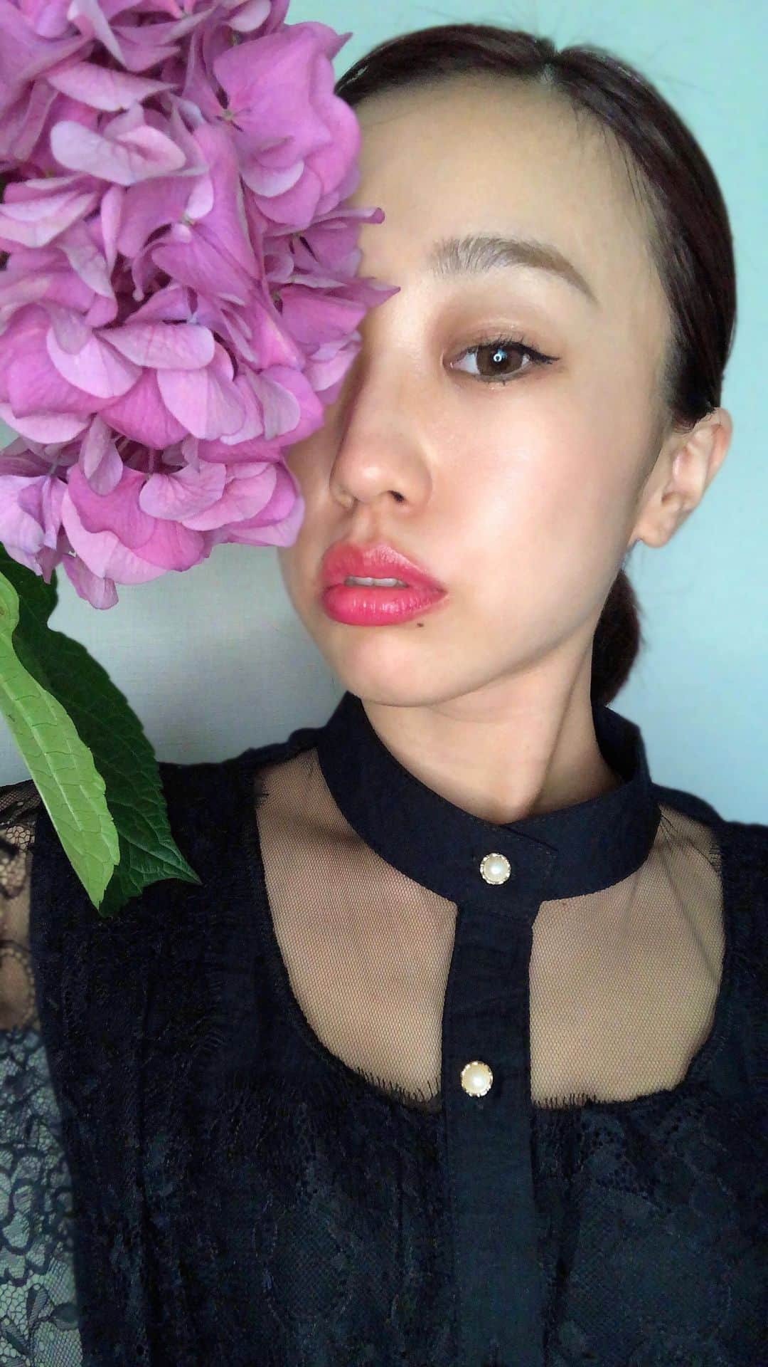 DJ YURiAのインスタグラム：「💄💄💄﻿ ﻿ ﻿ ﻿ マスクに付かない﻿ リップティントを﻿ 探し求めて三千里。﻿ ﻿ 受賞歴の多い商品で﻿ 本当に良い💋﻿ ﻿ 発色も馴染みも艶感も﻿ 落ちにくさも﻿ 落とし易さも﻿ コスパも﻿ どれをとっても素晴らしい🙏🏻✨﻿ 私は荒れもないです☺️﻿ ﻿ これは色違いも欲しい🥺 ﻿ ﻿ ﻿ ﻿ #OPERA﻿ #lip﻿ #liptint﻿ #﻿ティント #リップ」