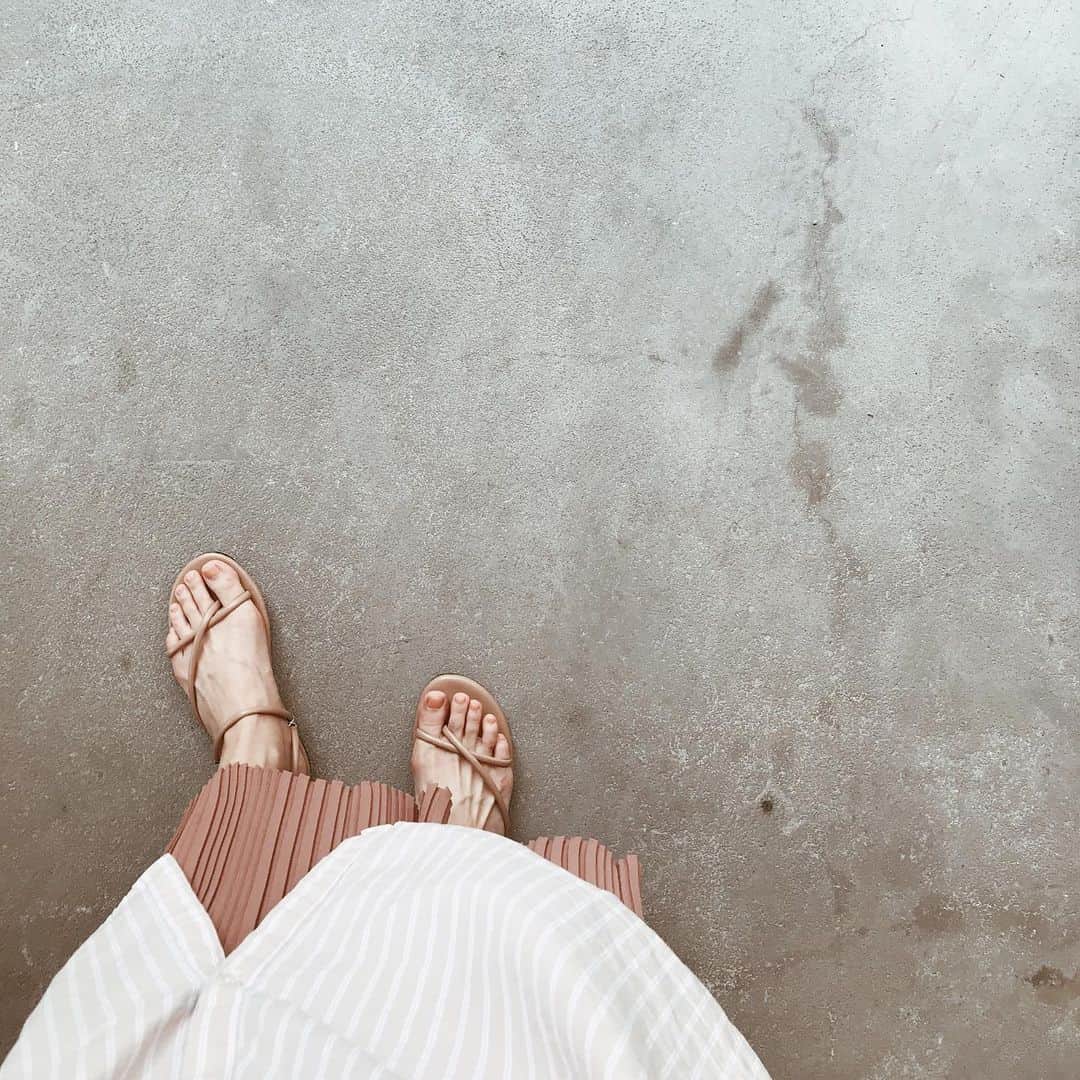 yuiのインスタグラム：「new sandal from @select_rikota  歩きやすくて靴擦れできない、華奢なサンダル探してました♡ デザインも色も全てどんぴしゃ💡いつもありがとう🧡」