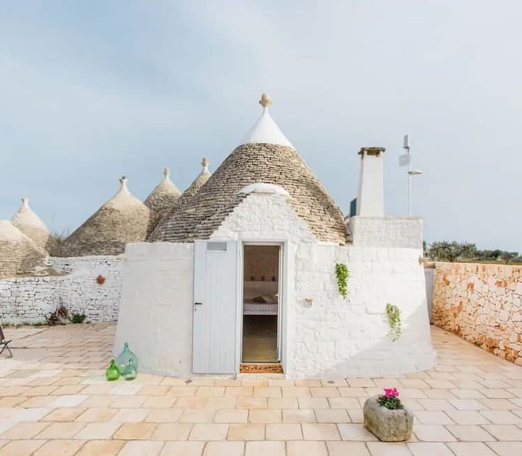 ELLE UKさんのインスタグラム写真 - (ELLE UKInstagram)「Summer escapes to Italy are back on and whether you want to stay in a traditional Apulian trullo (👆) or a rustic stone villa overlooking the islands of Lake Maggiore, Airbnb has the answer. LINK IN BIO for the most beautiful Italian Airbnbs out there. Picture: Airbnb」7月27日 22時12分 - elleuk