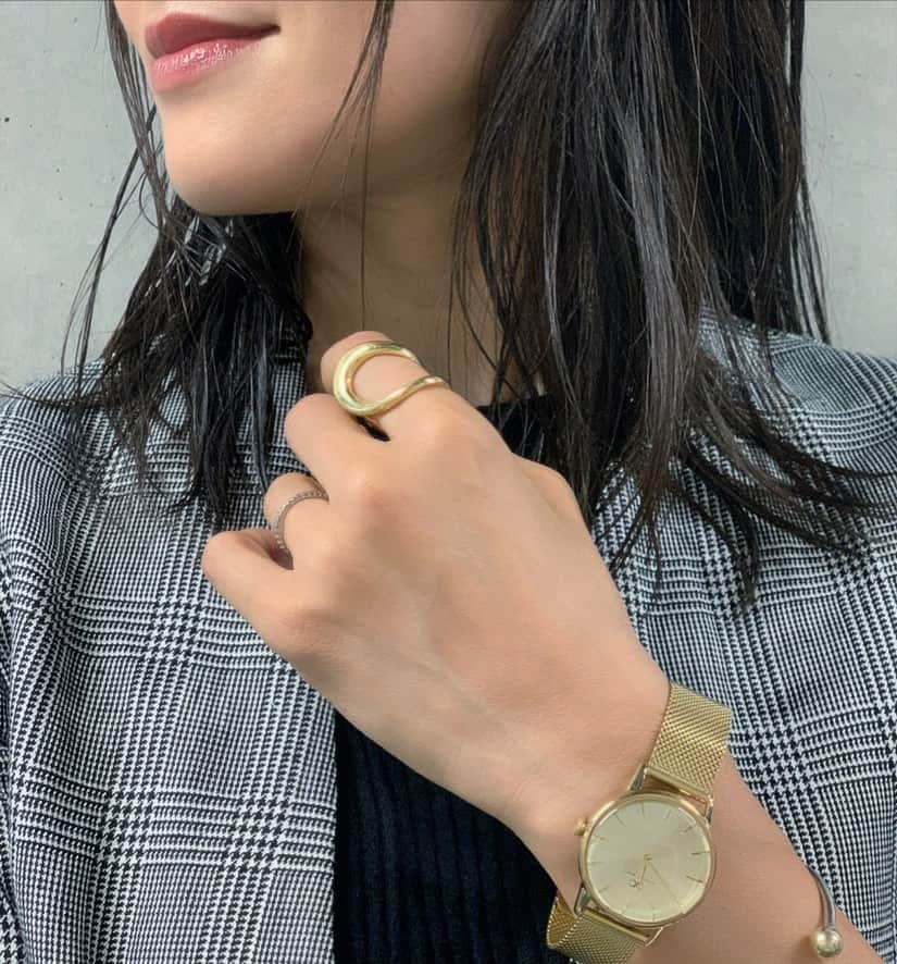 亀恭子のインスタグラム：「@augustbergjapan  ゴールドメッシュの32mm を最近愛用中です。  スカンジナビアンデザインの時計ブランドで、  2万本販売するごとに、アジアやアフリカの地域に新たな学校を設立するという、チャリティ活動へも積極的に参画しているブランドです。  どこかクラシックなムードのデザイン、そのブランドの持つストーリー、 心惹かれます❤︎  someday's… #fashion #ootd #kkstyle #tokyo #kamescloset #watch #augustberg #❤︎」
