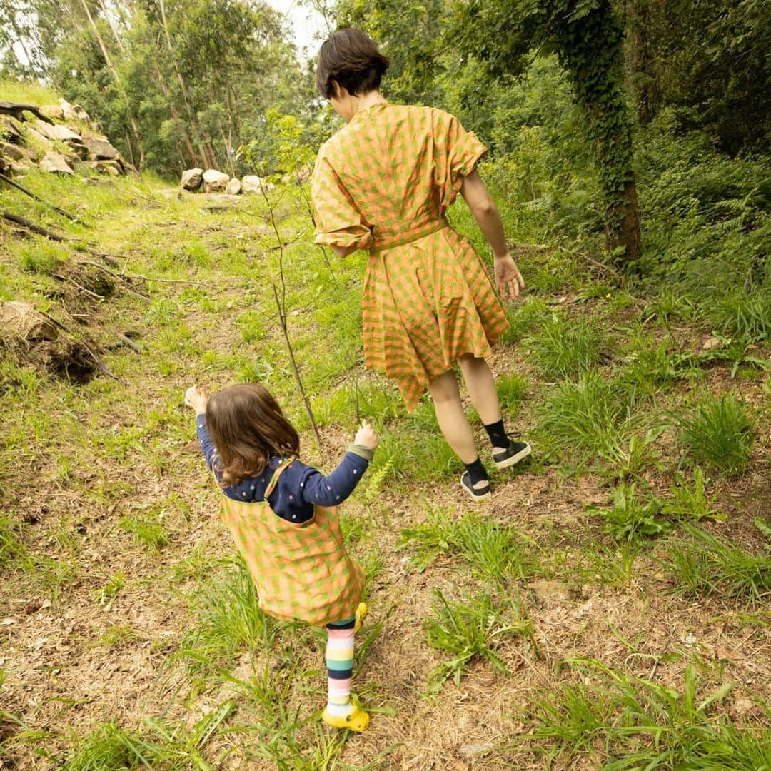 Marques Almeidaさんのインスタグラム写真 - (Marques AlmeidaInstagram)「Maria and Sofia Into the Wild in MA💚🧡 #marquesalmeida #howdoyouwearyourma #checked #checkedpattern」7月28日 3時45分 - marques_almeida