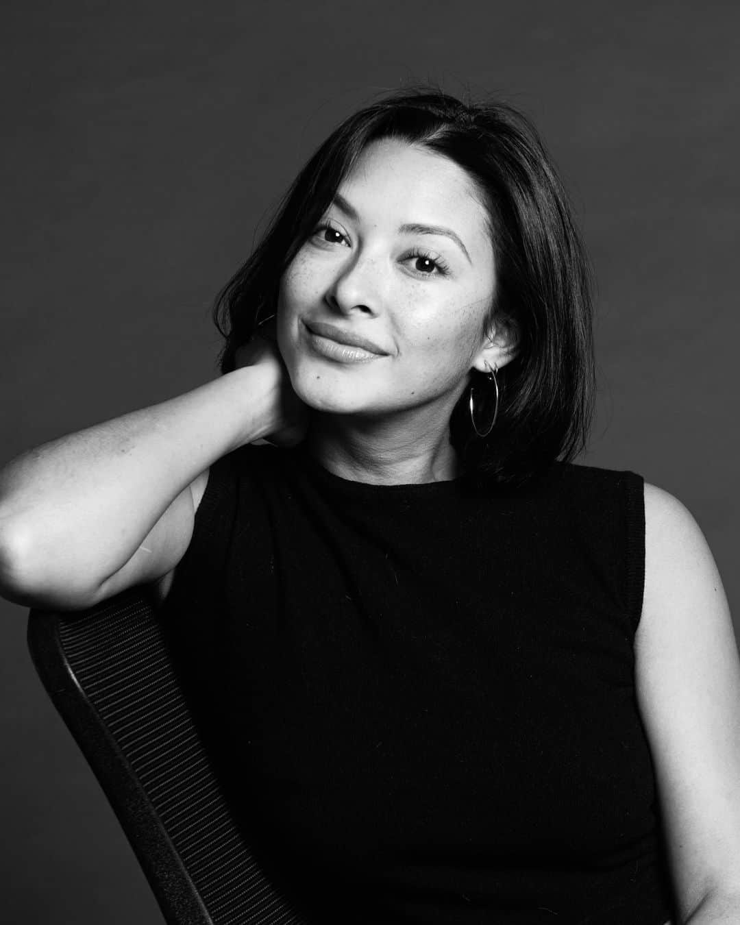 ジョーディン・テイラーのインスタグラム：「Women Powering Women··· [An amendment] The true origin of this trend was brought to my attention and although it still requires us to show up for our sisters, it’s asking we do it for a very significant cause. Women are hurting in very serious ways, one of which is domestic violence. It is so prevalent in Turkey that they began this challenge to demonstrate how often women in their country get reduced to a simple black and white photo that might become a popular hashtag or a trending image. Let’s educate ourselves on the matter and advocate for those women and for women around the world who are victims or at risk of becoming victims. Let’s look back through all of these photos and see the very scary and very real possibility that statistically any one of us could be next.  I implore you to continue the celebration of yourself... but let’s extend that care outwards. Check up on eachother. Advocate for eachother. ____________________  Original Post: The women in my life are a driving force. They are my warriors and my nurterers. They love fiercely and tenderly. They have never left me lonely in my peaks or my valleys. They run companies, households, marathons, and their mouths. ··· I love all my ladies. But a special thank you to my girls who slid in the DMs with this one @kimariapeterson @kamaricopeland @itsjessiecarter @bashnads 🖤」