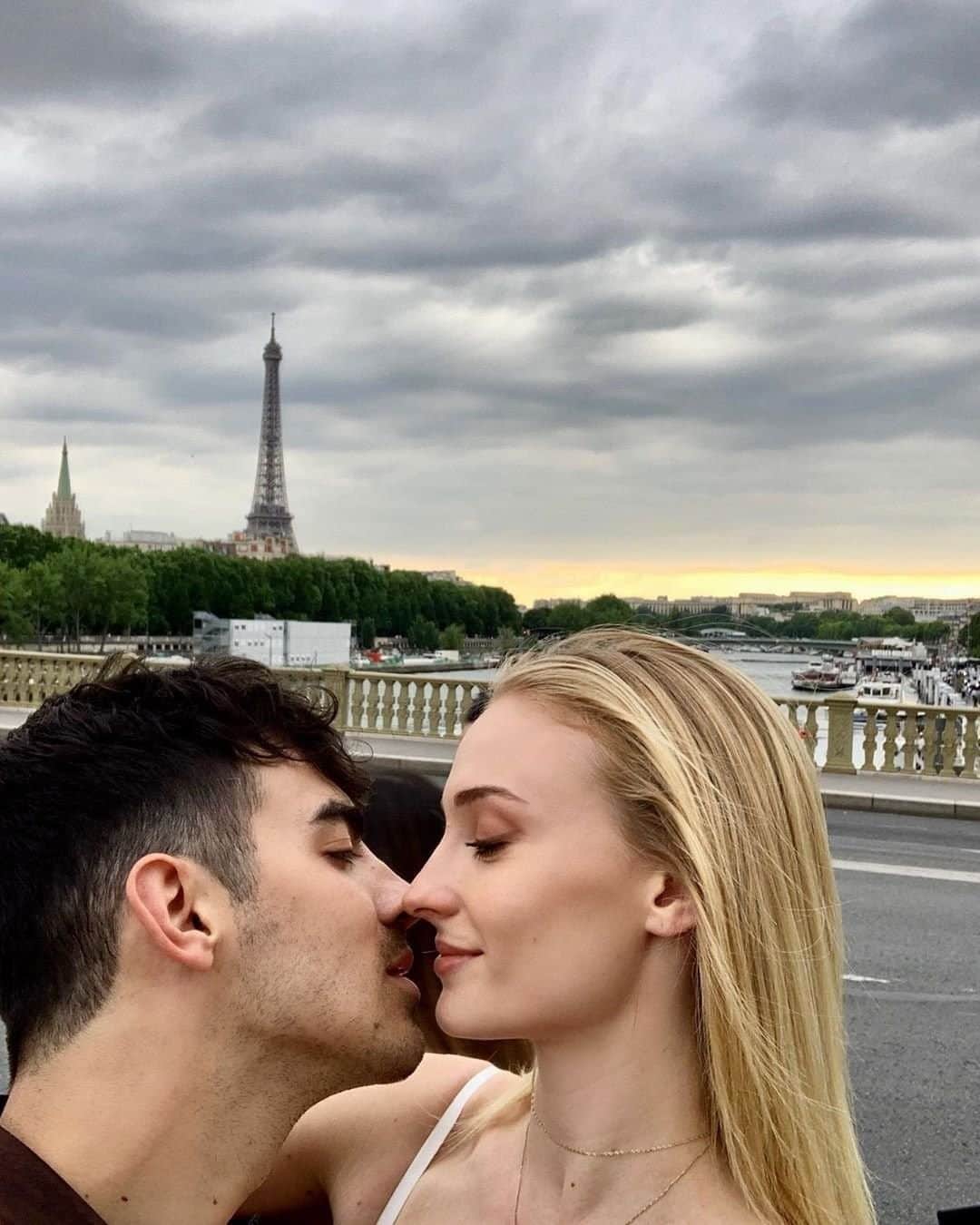 Bedroom diaryのインスタグラム：「Congratulations are in order for #SophieTurner and #JoeJonas! The couple has welcomed their first child together—a baby girl. @tmz_tv broke the news that the Game of Thrones actress gave birth on Wednesday at a Los Angeles hospital and we adore the baby's name. Read up on everything we know at our bio link.」