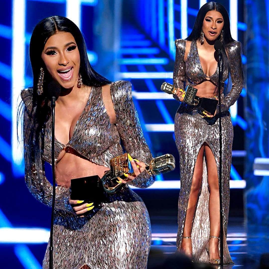 ジュリアンマクドナルドのインスタグラム：「The amazing @iamcardib wearing a #JULIENMACDONALD high-shine lacquered sequin gown on stage at the @bbms accepting the Top Rap Song Award.  Pictured here with her husband, rapper @offsetyrn  Styled by @kollincarter  Hair by @tokyostylez Make-up by @erika_lapearl_mua」