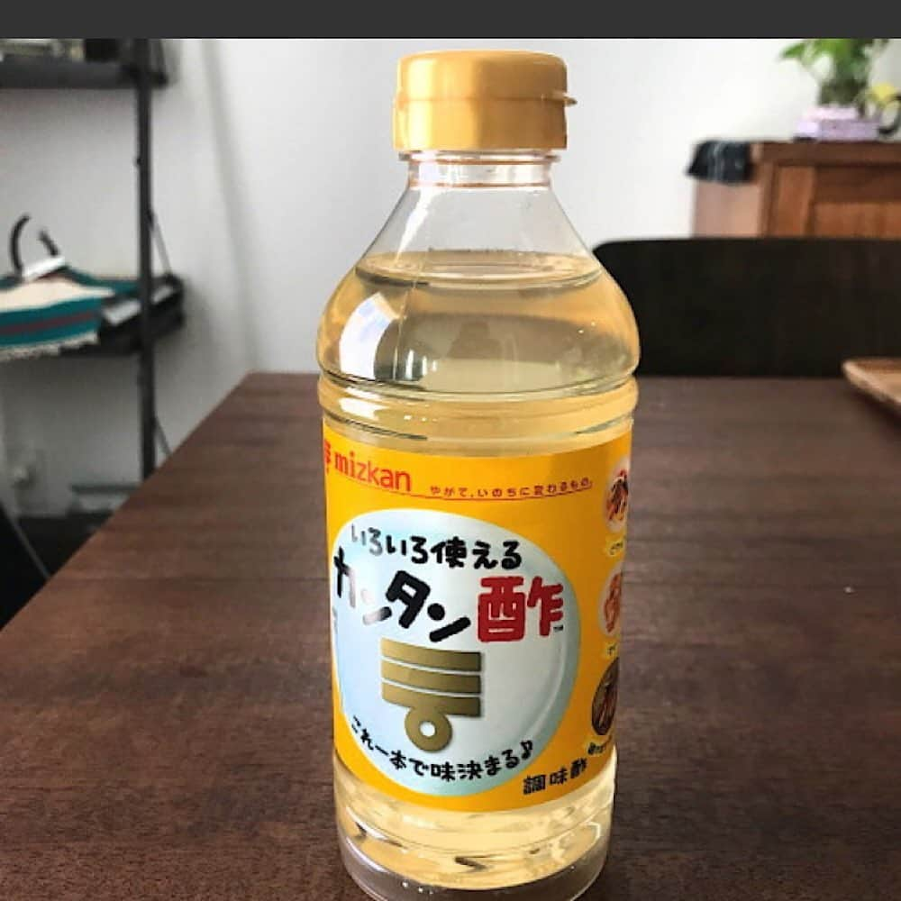 山本ゆりさんのインスタグラム写真 - (山本ゆりInstagram)「味付け「カンタン酢」1本のみレシピ①﻿ ﻿ ◆豚バラと夏野菜のさっぱり炒め﻿ ﻿ 1〜2人分で、フライパンにサラダ油を少量熱し、食べやすく切った豚バラ100gを炒め、色が変わったら乱切りの赤黄パプリカ各1/2個、なす1個、1cm幅の玉ねぎ1/4個を炒め、しんなりしたらカンタン酢大さじ5くらい入れて軽く煮詰めて絡める。﻿  ﻿ ★味にしまりがなかったら塩こしょう足しても﻿ ﻿ ◆鶏とじゃがいものさっぱり照りダレ(2枚目)﻿ ﻿ ①2人分で、一口大の鶏モモ1枚(軽く塩胡椒して片栗粉を薄くまぶす)、レンチンして1cm厚さに切ったじゃがいも2個、下の硬い部分切って下の方の皮だけ剥いたアスパラ2本を焼き、じゃがいも、パラガスを先に取り出して塩をふる。﻿ ﻿ ②鶏肉にカンタン酢大さじ5〜6を煮詰めて狐色になったら絡め、①とともに盛る。①とともに盛りぬ。﻿ ﻿ ★じゃがいものレンチンは、洗って水気がついたままラップに包み、600Wのレンジで4〜5分加熱。(押してちょっと柔らかく感じるまで)ラップごと冷水にボチャンとつけるとスルンと剥けます。﻿ ﻿ ★カンタン酢、どんだけ煮詰めても狐色になりませんけどー！って方は、その思った以上に煮詰めればいつか必ずなります。(油を拭き取ってから入れて、さわらず強めの火で沸騰させて、ボコボコし出したら焦げるんで弱火に)﻿ ﻿ ★1人分でも3人、5人分でも、野菜やお肉の量が違ってもカンタン酢1本なんで適当に味見しつつドボドボ足せば調節OKです！(酸っぱくなることあんまりないけど、あったら水か野菜で薄めて)←原始的﻿ ﻿ Q.カンタン酢ない場合は？﻿ A.申し訳ございません…わかりかねます！(酢、砂糖、塩、醤油あたりを駆使して)﻿ ﻿ Q.だしまろ酢でもできますか？﻿ A.申し訳ございません…わかりかねます！(できそうでしかない) ﻿ ちなみにブログにも書いたんですが、だし醤油1本でもできます。(カンタン酢の1/3くらいの量やと思う。味見しつつで)﻿ ﻿ #レシピ　#簡単レシピ　#夏野菜　#晩ご飯　#炒めもん　#仕事でもPRでもなんでもないやつ﻿ ﻿ ﻿ ﻿」7月27日 22時28分 - yamamoto0507