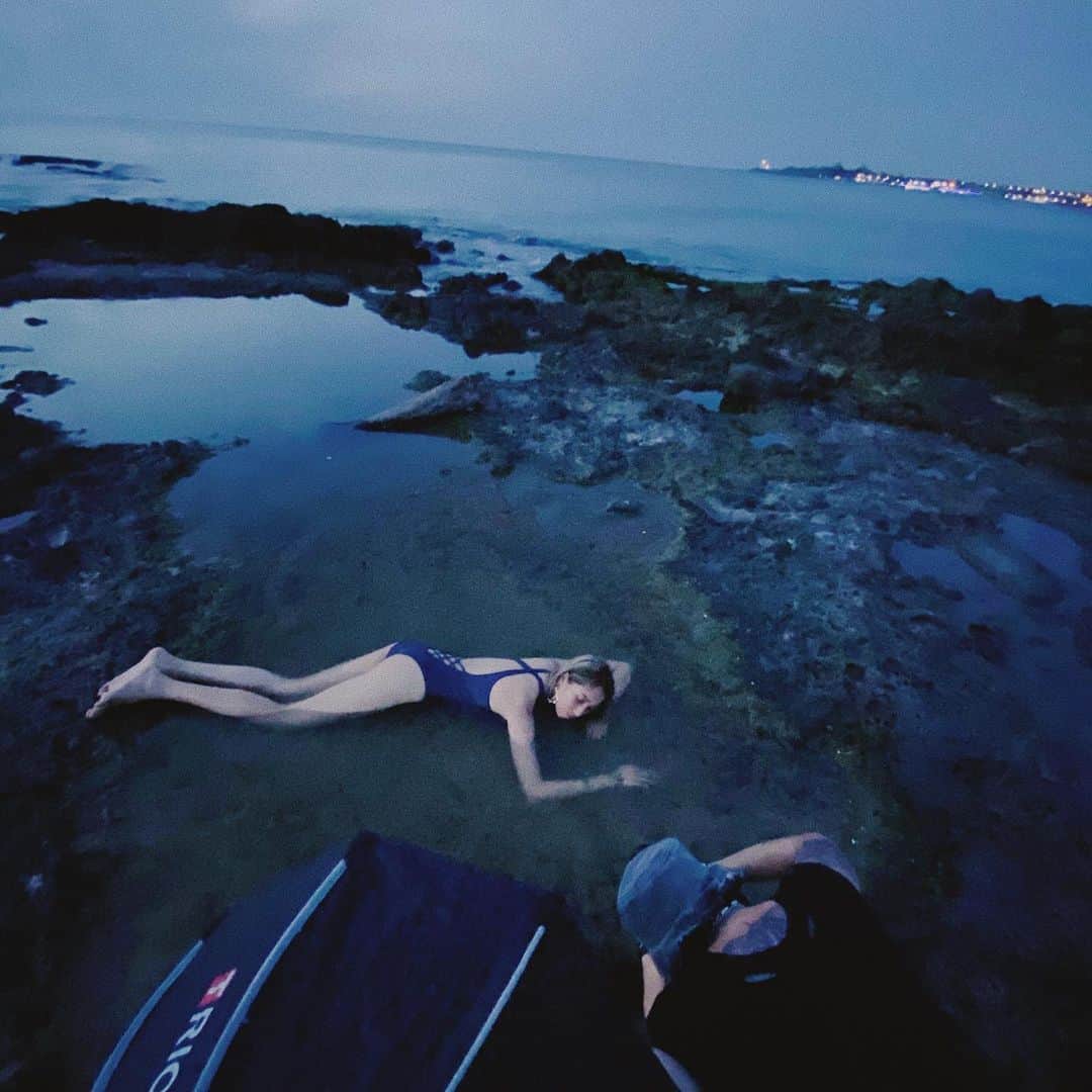 安柏兒のインスタグラム：「又是新的一週 下大雨的週一 先幫我點一首擱淺吧   #mondayblues  #容許擱淺  #岸上的屎🐟」