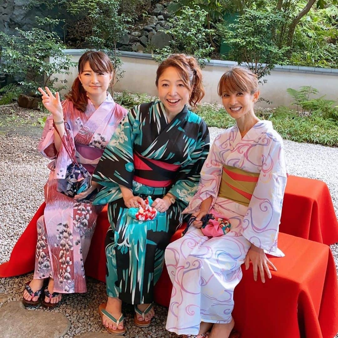 のインスタグラム：「「日本に帰って来てから、コロナウィルスの影響で、行きたいと思ってた温泉も、実家のお墓参りにも行けてない...😔」  ってちょっと前にお話ししたら、 お仕事忙しいはずのお二人が  「美恵子さん、きっと好きだと思う💓」 って時間を作って、ランチに誘ってくれました  長く東京には住んでいたのに、初めて訪れた異空間  久しぶりに日本の素晴らしさを堪能しました🍵  #tokyostyle #japaneseculture #kimono #lunchwithfriends  #浴衣 #百段階段  #ありがとう」