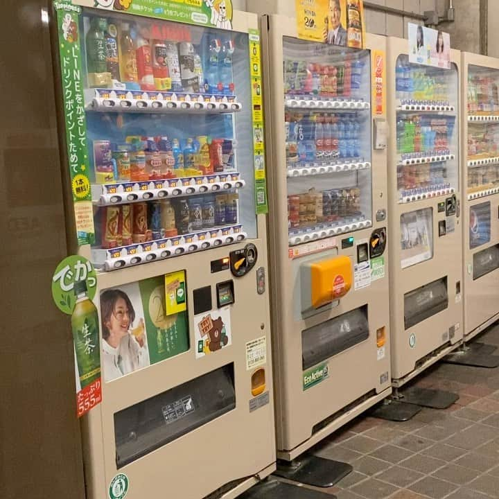 太田博久のインスタグラム：「ストレッチャーズ！自動販売機編！ #ジャングルポケット #ストレッチャーズ」