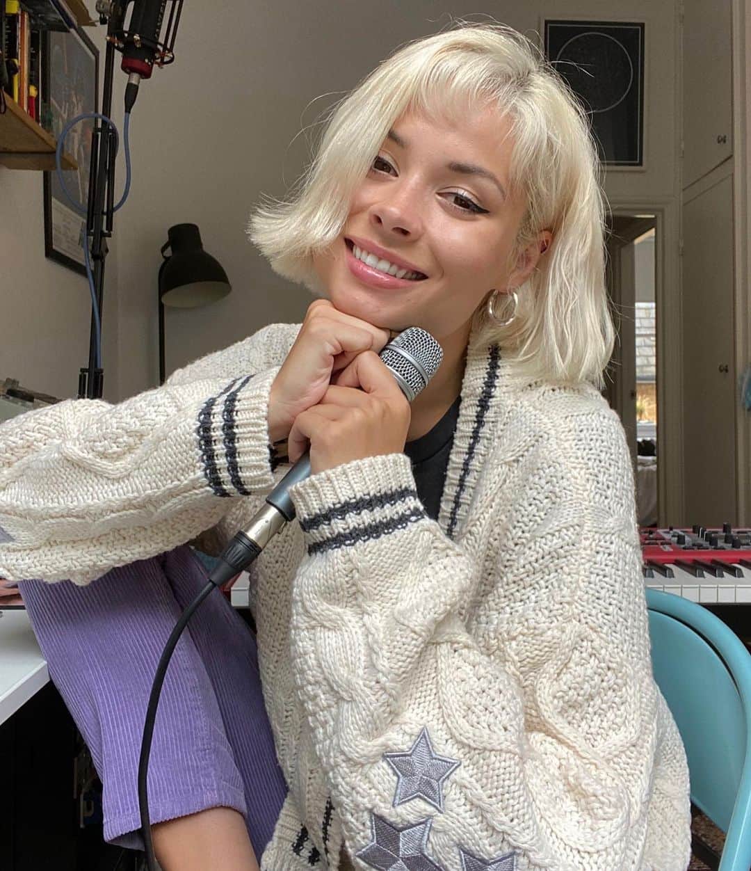 ニーナ・ネスビットのインスタグラム：「thank you @taylorswift for this cozy gift and for being such a support on my last album. so grateful to be recognised by the person who inspired me to become a musician. I will forever be inspired by you! folklore is my favourite one yet please listen if you haven’t already. the lyrics are so beautiful and I love the new sound 🌲 p.s when I die please bury me in this cardigan lol」