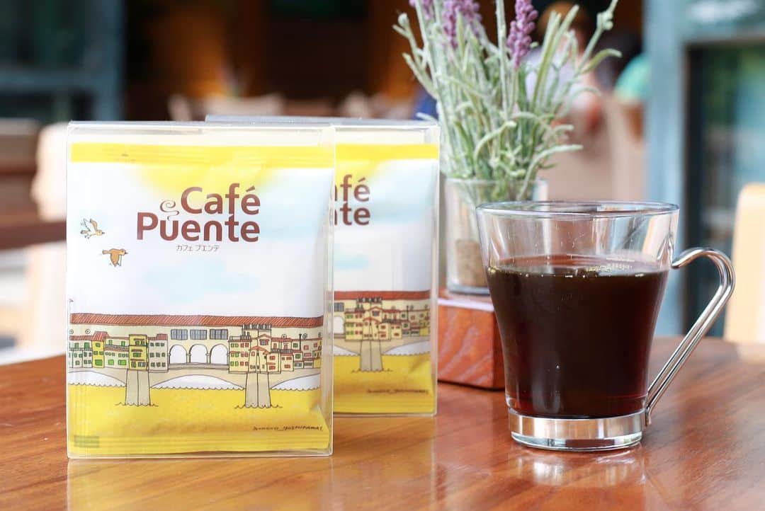 八芳園さんのインスタグラム写真 - (八芳園Instagram)「. . 生産者と消費者をつなぐ架け橋へ ミカフェートのコーヒードリップバッグセット 「Cafe Puente」 . . 八芳園のサステイナブルアクションの１つであるコーヒーの取組み。 . 一杯のコーヒーの裏側には、 気候変動の影響により不安定な生育環境、 不安定な市場など、生産者を取り巻く課題があります。 . そんな中、八芳園が出会ったのは、 ミカフェートのコーヒー。 . ミカフェートの代表取締役社長であるJosé.川島良彰氏は、 おいしいコーヒーを求めて世界を旅するコーヒーハンター。 . その一方で、コーヒー生産者が安心して おいしいコーヒーをつくり続けられるための市場づくりなど、 生産者の支援活動を行っています。  . 「コーヒー産業が変われば、世界の社会・環境問題の解決につながる」 . そんなJosé.川島氏の想いや取り組みに共感し、 八芳園では全館でミカフェート監修の 八芳園オリジナルブレンドを採用しています。 . . ただいまスラッシュカフェでは、 カップにかぶせてお湯を注ぐだけで、手軽に本格的なコーヒーが楽しめる ミカフェートのドリップバッグセット「Cafe Puente(カフェ プエンテ）」を 期間限定で販売しております。 . プエンテとは、スペイン語で”橋”を意味し、 ドリップバックをカップにかける姿が”橋”のように見えること、 そして「生産者と消費者をつなぐ架け橋になりたい」という思いから 名づけられています。   地球環境も考えた味わい深いこだわりのコーヒー。 . ご自宅でゆっくりとお愉しみいただくひとときに、 コーヒー好きのあの人へのプレゼントに、 . スラッシュカフェにお越しの際には、 サスティナブルなコーヒーをぜひ。 . . ■TEAM HAPPO-EN SUSTAINABLE ACTION https://www.happo-en.com/csr/sustainable_action/ . ■Thrush Café https://www.happo-en.com/restaurant/thrushcafe/ . . #八芳園 #結婚式 #結婚式場 #thrushcafe #スラッシュカフェ . #ミカフェート #micafeto  #コーヒー　#☕️ #☕️❤️ #ドリップコーヒー  #ドリップバッグ . #ギフト　#お土産 . #レストラン #SDGs #自然栽培 #オーガニック . #cafe #カフェ　#テラス席  #白金台カフェ #シロガネーゼ #ランチカフェ　#カフェ好きな人と繋がりたい . #ニューノーマル #感染症対策 . #日本庭園 #白金台　#港区」7月27日 22時24分 - happoen