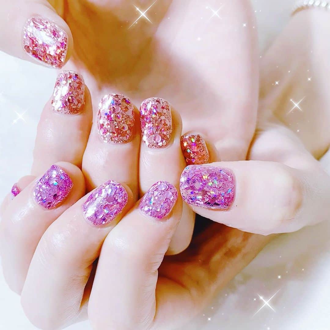 なかやまちえこのインスタグラム：「pinkとpurpleのきらきらホログラムネイル💅✨⠀ #nail #nails #nailart #ネイル #美甲 #ネイルアート  #japanesenailart #manucure #japanesenails #manicurist #gelnails #أظافر #네일아트 #미용 #vẽmóng #グリッターネイル #ラメネイル #glitternails #ホログラムネイル #aldious #トッキー⠀ 施術は @aby_sharenail にて。」
