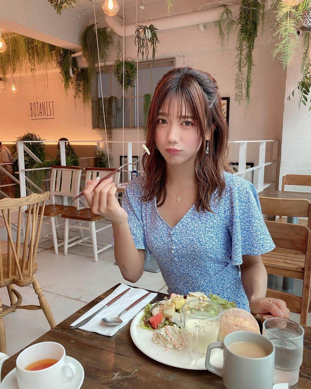 海江田麻貴さんのインスタグラム写真 - (海江田麻貴Instagram)「ㅤㅤㅤ  ㅤㅤㅤ BOTANIST CAFE🌿 お野菜もりもりたべました🥗♡ ㅤㅤㅤ ㅤㅤㅤ わたし食いしんぼうやからいつもお腹いっぱいたべたいんやけだど、食べたら食べた分だけ太る体質なので、それならからだに良いものをたらふく食べよ、ていつもおもてます🐷♥️  ㅤㅤㅤ  ㅤㅤㅤ ヘルシー、とかヴィーガン、とか大好きです🤤🌿🦋🦋  ㅤㅤㅤ  ㅤㅤㅤ  ㅤㅤㅤ #BOTANIST #神宮前カフェ #神宮前 #渋谷グルメ #渋谷ランチ #神宮前ランチ #botanistcafe #ボタニスト #ボタニストカフェ #渋谷カフェ #渋谷 #渋谷グルメ #ヘルシーメニュー #healthylifestyle #healthyfood #healthyliving #japanesegirl #japanesegirls #healthyeating #veganfood #veganlife #veganeats #ヴィーガン #ヴィーガンカフェ #ヘルシーカフェ #ゆるまき #ゆるハーフアップ #ハーフアップ #ハーフアップアレンジ #ビジョメシ #ビジョビ」7月27日 22時37分 - _makiii0924_