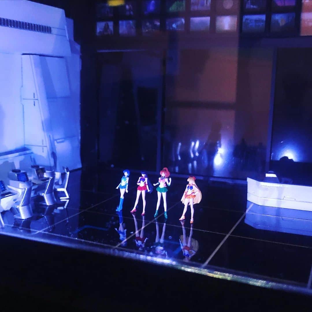のインスタグラム：「天ちゃん @maiko_temmei から聞いて有明のSMALLWORLDSに行ってきました🙋‍♀️ 想像以上にワクワクする世界で大興奮でした🤤 訪れる度に発見がありそうなので近いうちまた行きたいな😌  #ミニチュアテーマパーク #セーラームーンの世界 #憧れの町麻布十番 #D国大使館 #うさぎちゃんち #少し不思議な世界の国々 #関西国際空港 #エヴァンゲリオン #格納庫と第3新東京市 #どちらも興奮しすぎて #写真を失念 #痛恨の極み #3Dフィギュアも作成 #smallworldstokyo」