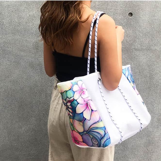 ラレイアのインスタグラム：「🌴 梅雨時期〜夏におすすめな水濡れOKなトートバッグ💕 ・ 夏割始めました🍉✨ ぜひcheckしてみてください😊 ・ ・ ・ ---La Leia Precious Life(ラレイア)--- @laleia_official ・ 楽天市場店 https://www.rakuten.co.jp/laleia-p-life/ ・ au wowma店 https://wowma.jp/user/52666346 ・ Yahooショッピング店 https://shopping.geocities.jp/laleia-p-life/ ・ ・ @laleia_official  @colleenwilcoxgallery_jp  #colleenwilcox#art#hawaii#aloha#surf#beach#laleia#ハワイ#フォトジェニック#インスタ映え#インスタ女子#アロハ#ビーチ#海を感じる雑貨#ラレイア#アート#ビーチガール#サーフスタイル#大人カジュアル#トートバッグ#コリーンウィルコックス#ギフト#プレゼント#コーデ」
