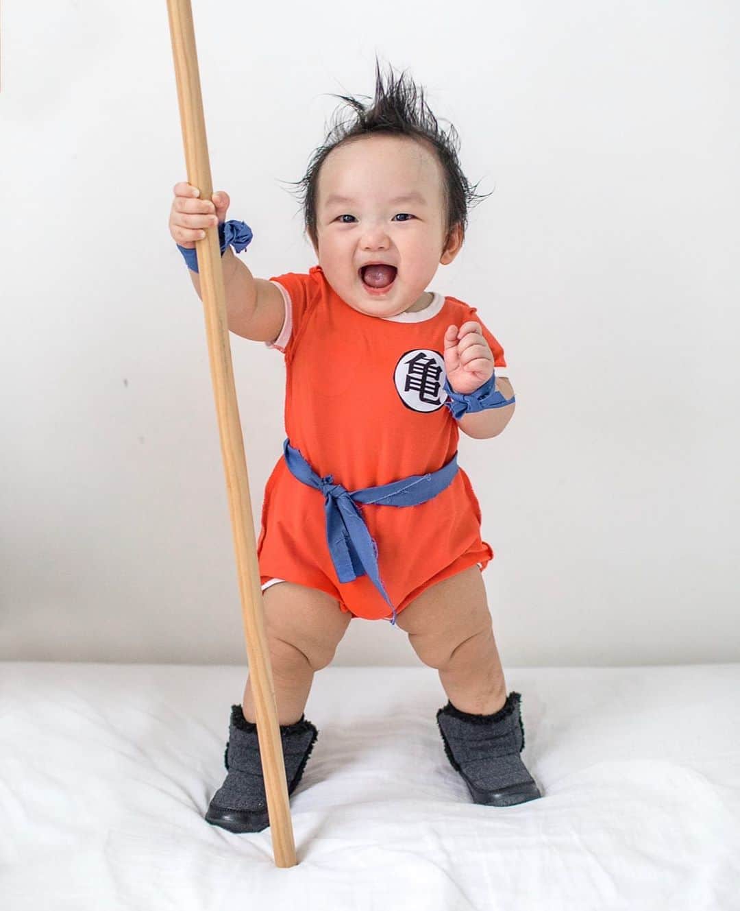 MOMOツインズのインスタグラム：「Baby Goku #10monthsold」