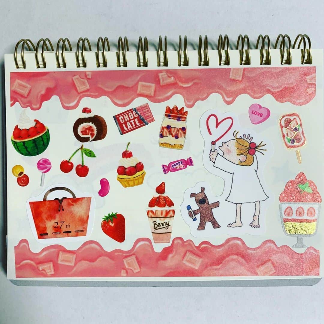 柳田さやかのインスタグラム：「𓅺 #ピンクチョコレート  𓇼 お取り寄せやテイクアウト にハマっている今日この頃。 高知のアイスが美味し過ぎた。 𓇼 #日めくりカレンダー #ダイカット #チョコ #マスキングテープ #メリーメリエンダーシール #red #ココちゃん #スイーツシール #可愛い #癒し #可愛い文房具」