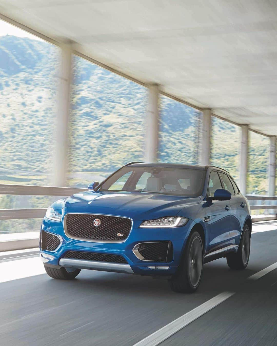 Jaguarさんのインスタグラム写真 - (JaguarInstagram)「The world's ultimate practical sports car.  #Jaguar #FPACE #Luxury #Premium #Performance #SUV #AWD #CarsOfInstagram #InstaCar #AmazingCars247」7月27日 22時54分 - jaguar