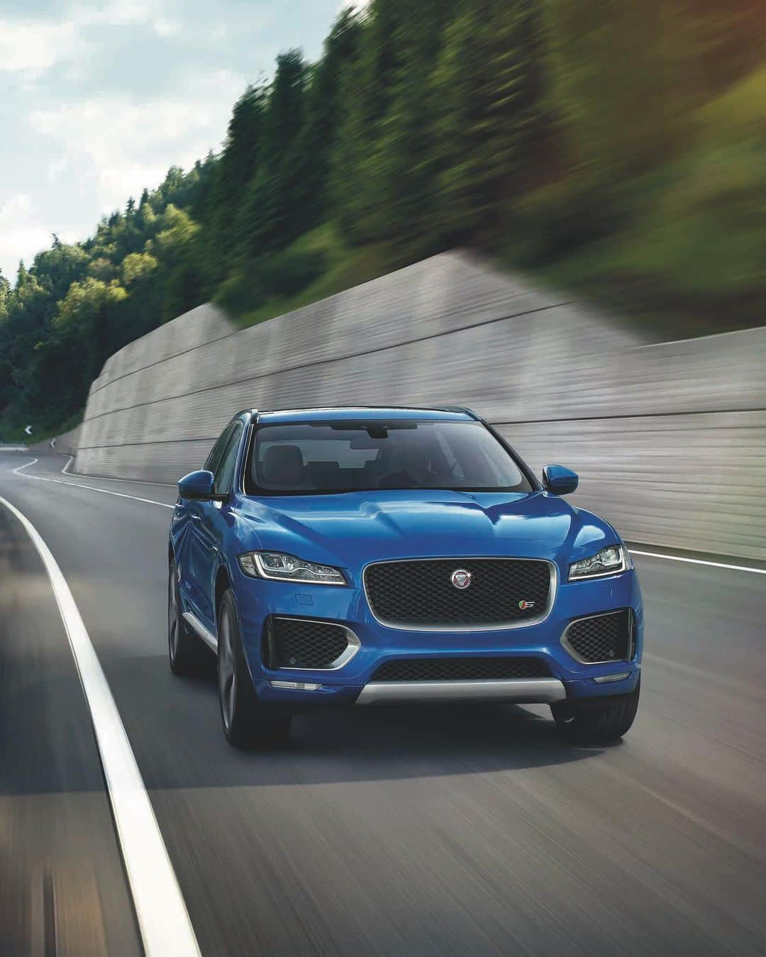 Jaguarさんのインスタグラム写真 - (JaguarInstagram)「The world's ultimate practical sports car.  #Jaguar #FPACE #Luxury #Premium #Performance #SUV #AWD #CarsOfInstagram #InstaCar #AmazingCars247」7月27日 22時54分 - jaguar