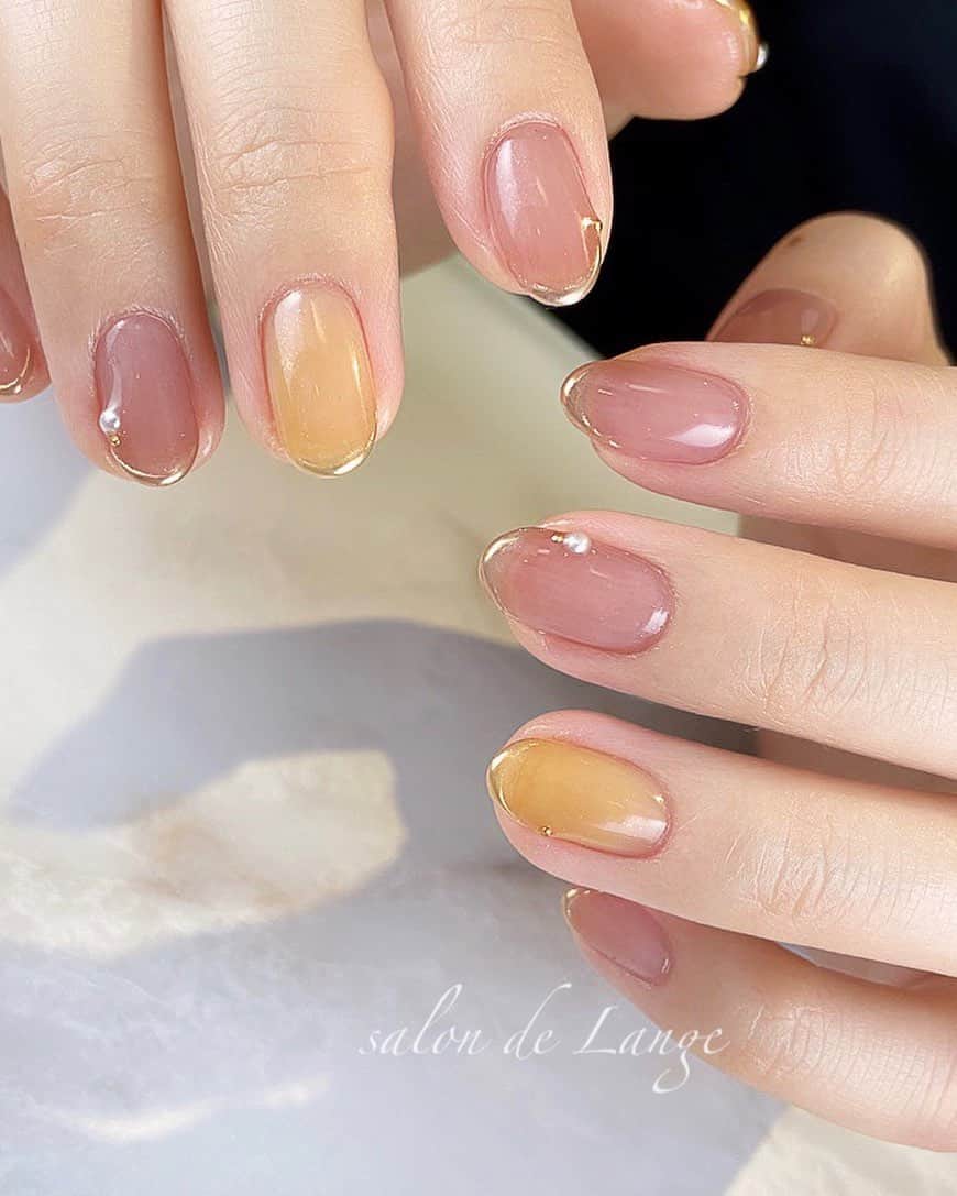 salon de Langeのインスタグラム：「*先端にミラーを付けるﾄｷのpoint✨✨﻿ ﻿ ﻿ お客様のお戻りを確認すると﻿ ✔︎先端のミラーが剥げている﻿ そして…施術中に﻿ ✔︎周りにミラーが飛び散ってしまう﻿ ﻿ ﻿ 爪先は生活で1番よく使う所なので　﻿ 多少剥げてしまうのは﻿ 仕方ないとはいえ…﻿ 少しでも綺麗が長持ちする為に﻿ どうしたらいいのか色々試してみた結果﻿ ﻿ こんな手順が今のところのBestです！﻿ ﻿ ﻿ カラー2度塗り後﻿ ⬇︎﻿ ノンワイプトップ﻿ ⬇︎﻿ 💡全体かるーくバフをかけて曇らせる﻿ （マットトップ では🆖）﻿ ⬇︎﻿ ノンワイプでフレンチを描く﻿ ⬇︎﻿ ミラーパウダーをつける﻿ ⬇︎﻿ 周りに飛び散ったミラーをバックワイプ﻿ ※クリーナーやエタノールを染み込ませた筆で﻿ （この時マットトップでは綺麗に拭えない）﻿ ⬇︎﻿ 最終のトップ﻿ ⬇︎﻿ 💡薄〜くハードで仕上げる﻿ ﻿ ﻿ 💡この工程がpointです！﻿ ﻿ ﻿ ネイリストの皆様﻿ 是非参考になさってくださいね♡﻿ ﻿ ﻿ ﻿ mi-mi♡﻿  _______________________ ﻿  🎥サロンワークのポイント﻿ ギッシリ詰まった﻿ オンラインスクール年内に始めます✨✨﻿ _______________________ ﻿ ﻿ ✽.。salon de Lange * .✽﻿ （ ｻﾛﾝﾄﾞﾗﾝｼﾞｪ ）﻿ ﻿ ﻿ ⇩ｽﾀｯﾌ ｲﾝｽﾀｸﾞﾗﾑ⇩﻿ @lange_staff ﻿ ﻿ ﻿ ◼︎ご予約は﻿ ①📲090-7044-7721﻿ ②salondelange2019@gmail.com﻿ （staff ｲﾝｽﾀのﾄｯﾌﾟﾍﾟｰｼﾞから📩）﻿ ③ﾈｲﾙﾌﾞｯｸ ｱﾌﾟﾘから💅﻿ ﻿ ﻿ 名古屋市中村区名駅3丁目23-6 ﻿ 第二千福ビル3階 🚃名古屋駅から徒歩7分﻿ ﻿ ﻿ ﻿ ﻿ #minakoyama ﻿ #salondelange ﻿ #サロンドランジェ﻿ #みーみ﻿ #児山未奈﻿ #ellabyshinygel ﻿ #ellastagram0314 ﻿ #ワンカラーネイル﻿ #nails﻿ #nailstagram ﻿ #名古屋ネイルサロン ﻿ #名駅ネイルサロン ﻿ #オフィスネイル﻿ #ジェルネイル﻿ #naildesign﻿ ﻿」